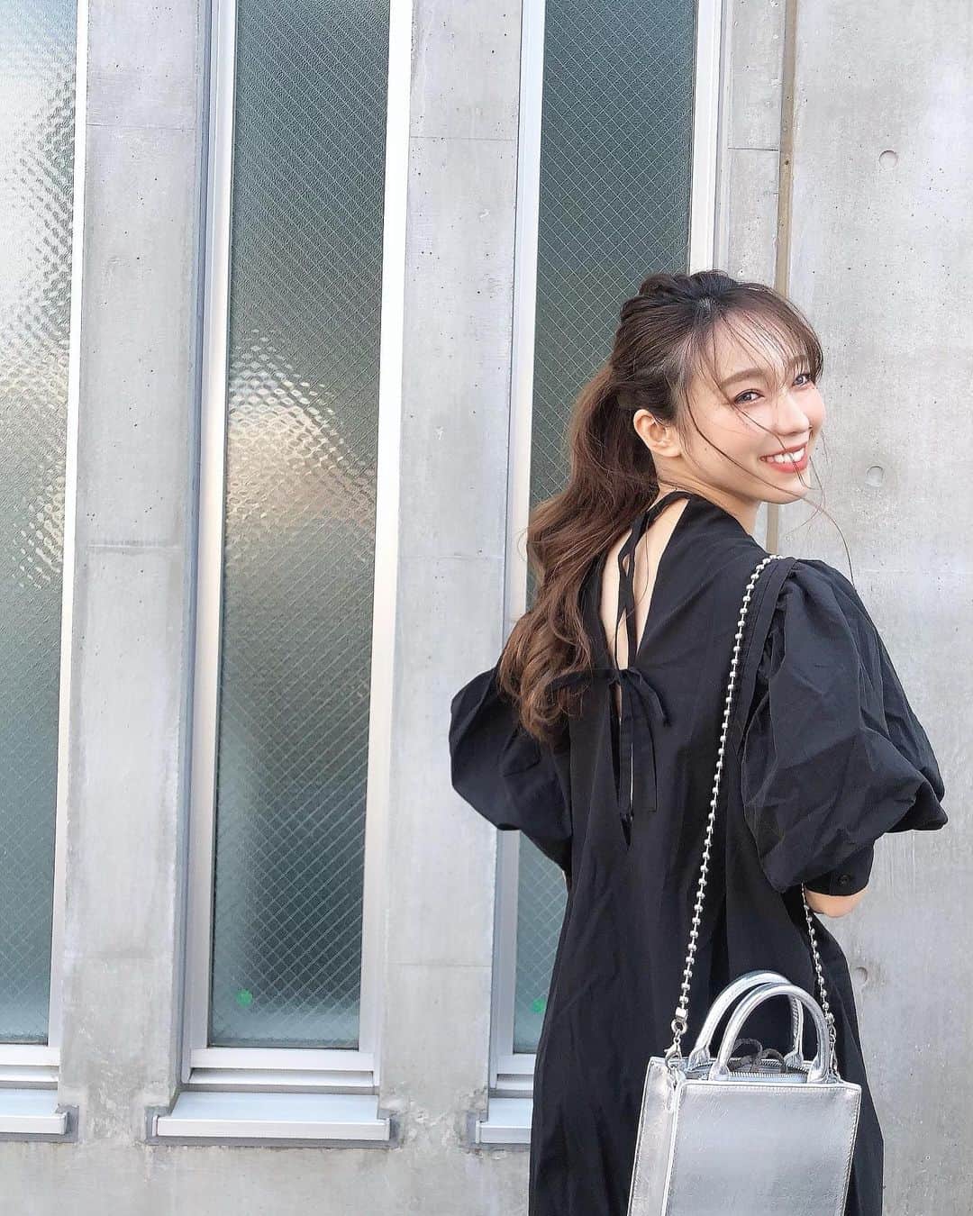 白岩まちこのインスタグラム：「≫≫👗... 𝘤𝘰𝘰𝘳𝘥𝘪𝘯𝘢𝘵𝘦  ㅤㅤㅤㅤㅤㅤㅤㅤㅤㅤㅤㅤㅤ ㅤㅤㅤㅤㅤㅤㅤㅤㅤㅤㅤㅤㅤㅤㅤㅤㅤㅤㅤㅤㅤ 𝘛𝘰𝘥𝘢𝘺'𝘴 𝘤𝘰𝘥𝘦...❤︎  ㅤㅤㅤㅤㅤㅤㅤㅤㅤㅤㅤㅤㅤㅤㅤㅤㅤㅤㅤㅤㅤ  今日はforksy.のバックスタイルが可愛い ワンピース🎀🖤  ㅤㅤㅤㅤㅤㅤㅤㅤㅤㅤㅤㅤㅤ ㅤㅤㅤㅤㅤㅤㅤㅤㅤㅤㅤㅤㅤ  👗  @forksy_official ㅤㅤㅤㅤㅤㅤㅤㅤㅤㅤㅤㅤㅤ ㅤㅤㅤㅤㅤㅤㅤㅤㅤㅤㅤㅤㅤ ㅤㅤㅤㅤㅤㅤㅤㅤㅤㅤㅤㅤㅤ  これ、@ymmty30 さんが月間アンバサダーを勤める フォルクシーの春の新作で、 明日3月9日(tue)の12:00〜 発売開始👗🖤  ㅤㅤㅤㅤㅤㅤㅤㅤㅤㅤㅤㅤㅤ ㅤㅤㅤㅤㅤㅤㅤㅤㅤㅤㅤㅤㅤ 3/10(wed)までの２日間は 新作限定価格として¥2,000 offの ¥3,940(税込)で販売されるよ😌🌿 ㅤㅤㅤㅤㅤㅤㅤㅤㅤㅤㅤㅤㅤ ㅤㅤㅤㅤㅤㅤㅤㅤㅤㅤㅤㅤㅤ ㅤㅤㅤㅤㅤㅤㅤㅤㅤㅤㅤㅤㅤ  ポワンとしたボリュームスリーブがポイントで、 サラッとした素材やから今の季節から夏まで着れる👗👒 ㅤㅤㅤㅤㅤㅤㅤㅤㅤㅤㅤㅤㅤ  他にもカラバリあったけど、 私はブラック〜🖤 ㅤㅤㅤㅤㅤㅤㅤㅤㅤㅤㅤㅤㅤ ㅤㅤㅤㅤㅤㅤㅤㅤㅤㅤㅤㅤㅤ  ちなみに、158cmでこれぐらいの丈👗✨  ㅤㅤㅤㅤㅤㅤㅤㅤㅤㅤㅤㅤㅤ ㅤㅤㅤㅤㅤㅤㅤㅤㅤㅤㅤㅤㅤ ㅤㅤㅤㅤㅤㅤㅤㅤㅤㅤㅤㅤㅤ そのままワンピースとしても着れるけど、 ボトム合わせも可愛いよ👖✨ㅤㅤㅤㅤㅤㅤㅤㅤㅤㅤㅤㅤㅤ ㅤㅤㅤㅤㅤㅤㅤㅤㅤㅤㅤㅤㅤ ㅤㅤㅤㅤㅤㅤㅤㅤㅤㅤㅤㅤㅤ ㅤㅤㅤㅤㅤㅤㅤㅤㅤㅤㅤㅤㅤ  そんな今日は久しぶりに家族でゆっくりな日😌🌿  ㅤㅤㅤㅤㅤㅤㅤㅤㅤㅤㅤㅤㅤ ㅤㅤㅤㅤㅤㅤㅤㅤㅤㅤㅤㅤㅤ ㅤㅤㅤㅤㅤㅤㅤㅤㅤㅤㅤㅤㅤ  最近Netflixを契約したから、 今更ながら梨泰院クラス見始めた😂！  ㅤㅤㅤㅤㅤㅤㅤㅤㅤㅤㅤㅤㅤ  ㅤㅤㅤㅤㅤㅤㅤㅤㅤㅤㅤㅤㅤ  昨日から２人してハマってる🙂📺  ㅤㅤㅤㅤㅤㅤㅤㅤㅤㅤㅤㅤㅤ ㅤㅤㅤㅤㅤㅤㅤㅤㅤㅤㅤㅤㅤ ㅤㅤㅤㅤㅤㅤㅤㅤㅤㅤㅤㅤㅤ  他にもNetflixでみんなが見てるものあれば教えて🙈💕？？  ㅤㅤㅤㅤㅤㅤㅤㅤㅤㅤㅤㅤㅤ ㅤㅤㅤㅤㅤㅤㅤㅤㅤㅤㅤㅤㅤㅤㅤㅤㅤㅤㅤㅤㅤㅤㅤㅤㅤㅤ  ㅤㅤㅤㅤㅤㅤㅤㅤㅤㅤㅤㅤㅤ ㅤㅤㅤㅤㅤㅤㅤㅤㅤㅤㅤㅤㅤ  #PR#フォルクシー#forksy. #ワンピース#春ワンピース#ワンピースコーデ #ブラックコーデ#春コーデ#春ファッション #モノトーンコーデ#着こなし#ファッションコーデ#ファッション部#春服#今日のコーディネート #コーデ記録#バックリボン#プチプラファッション #プチプラファッション#30代ファッション」