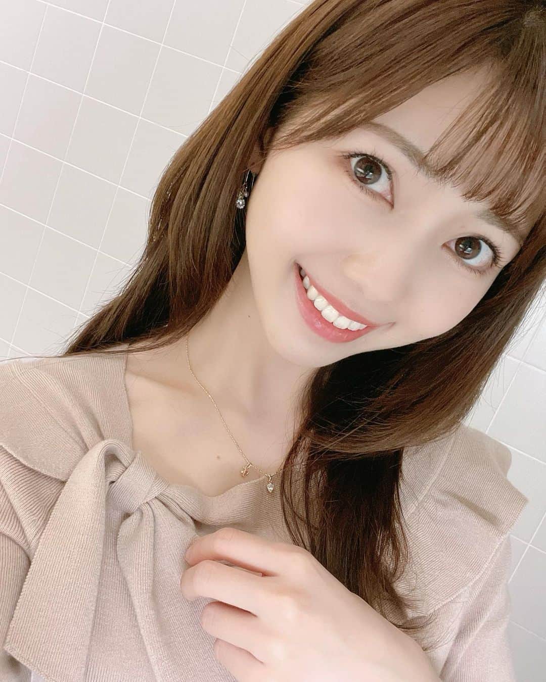 川又智菜美のインスタグラム：「みなさんこんばんは😊﻿ 月曜日ですね❣️﻿ 今週も頑張りましょう✊😆﻿ ﻿ この間の衣装は胸元の大きなリボンが特徴的🎀﻿ 髪の毛は外ハネ気味にスッキリさせてみました💗﻿ ﻿ #日テレnews24」