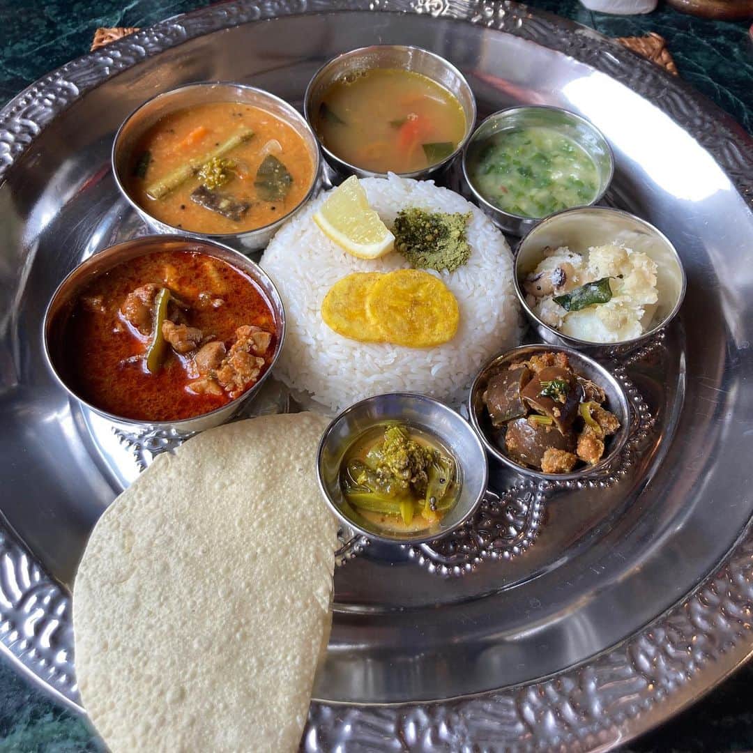 佐伯日菜子のインスタグラム：「ずっと気になってたカレーついに食べたよ！ まずチャイ。感動した！今まで飲んできたチャイはなんだったんだ！！ってなった。 そして、ゆっくりドキドキしながら待ち・・・ 来たよ。来たね。ありがとう。 もう全てが初めて食べる味。 辛さなの？塩っぽいの？甘いの？スパイスの祭り。 しあわせの祭り。 お腹いっぱいなんだけど不快じゃない。ずっと浸ってたかったよ。 #砂の岬  #カレー  #グッズもかわいい  #予約した方が良い」