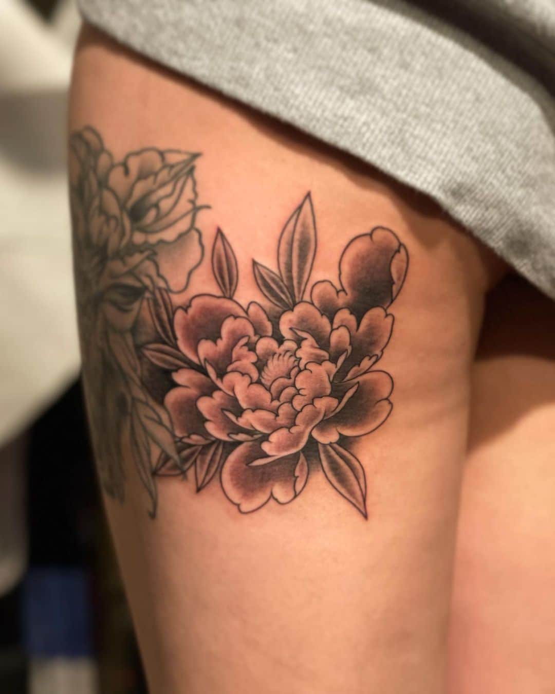 彫師美漸のインスタグラム：「Flowertattoo ＊左のタトゥーは他店様 ・ #美漸ガールズタトゥー  #刺青 #彫師 #美漸 #彫師美漸 #海老名 #中目黒 #タトゥー #東京タトゥー #tokyo #tattoo #art #fashion #bizenart #bizen #문신　#Bizentattoo  #tattooer #tattooist #tattooartist #tattooart #tattooshop #japanesetattoo」