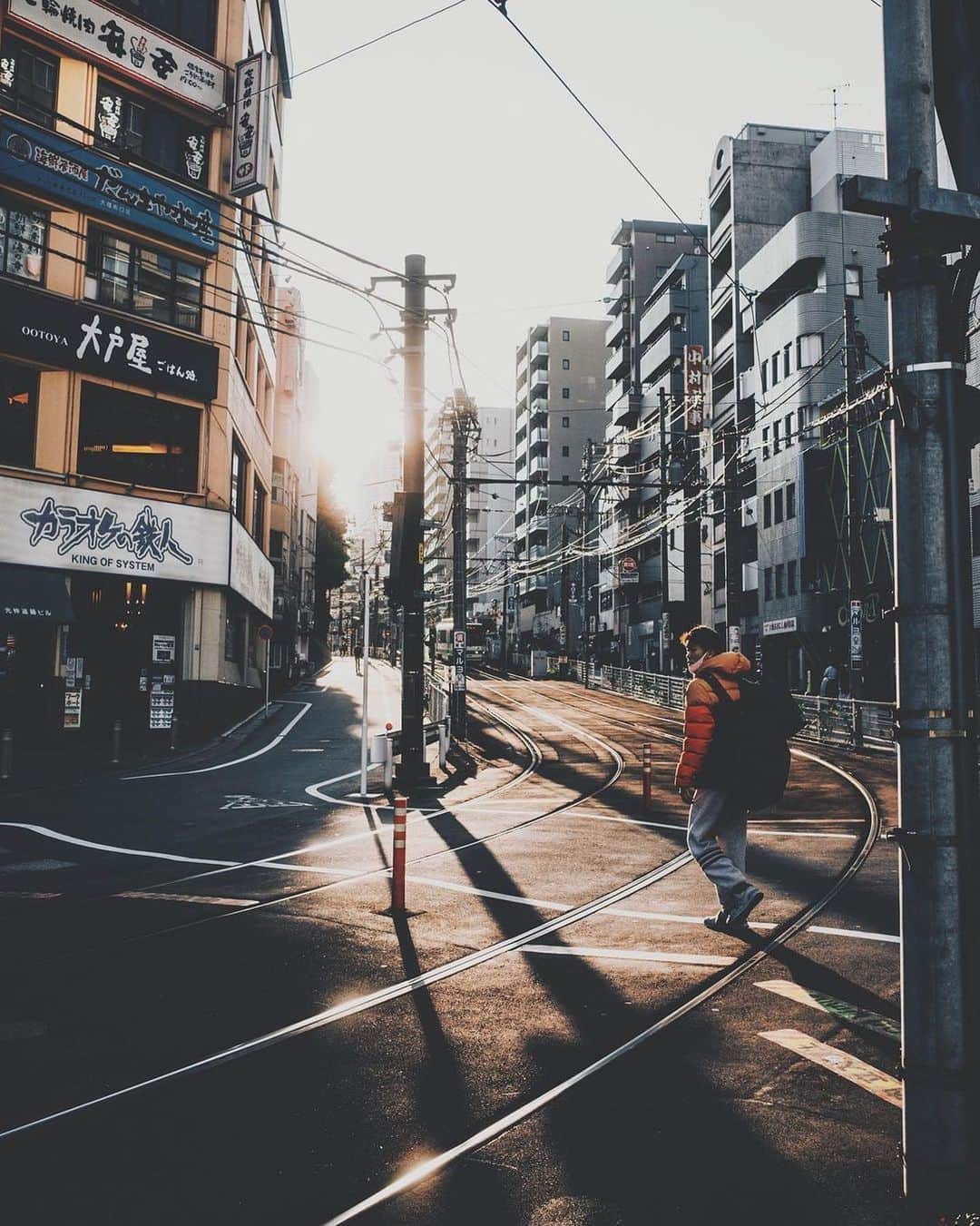 Promoting Tokyo Culture都庁文化振興部さんのインスタグラム写真 - (Promoting Tokyo Culture都庁文化振興部Instagram)「Sunlight streams down onto one of the remaining places in Tokyo where you can see trams running. - 差し込む光と、カーブする路面電車のレールが印象的✨ 都内でも数少ない、路面電車が走る街ならではの風景ですね。  #tokyoartsandculture 📸: @maddestroy」3月8日 19時14分 - tokyoartsandculture