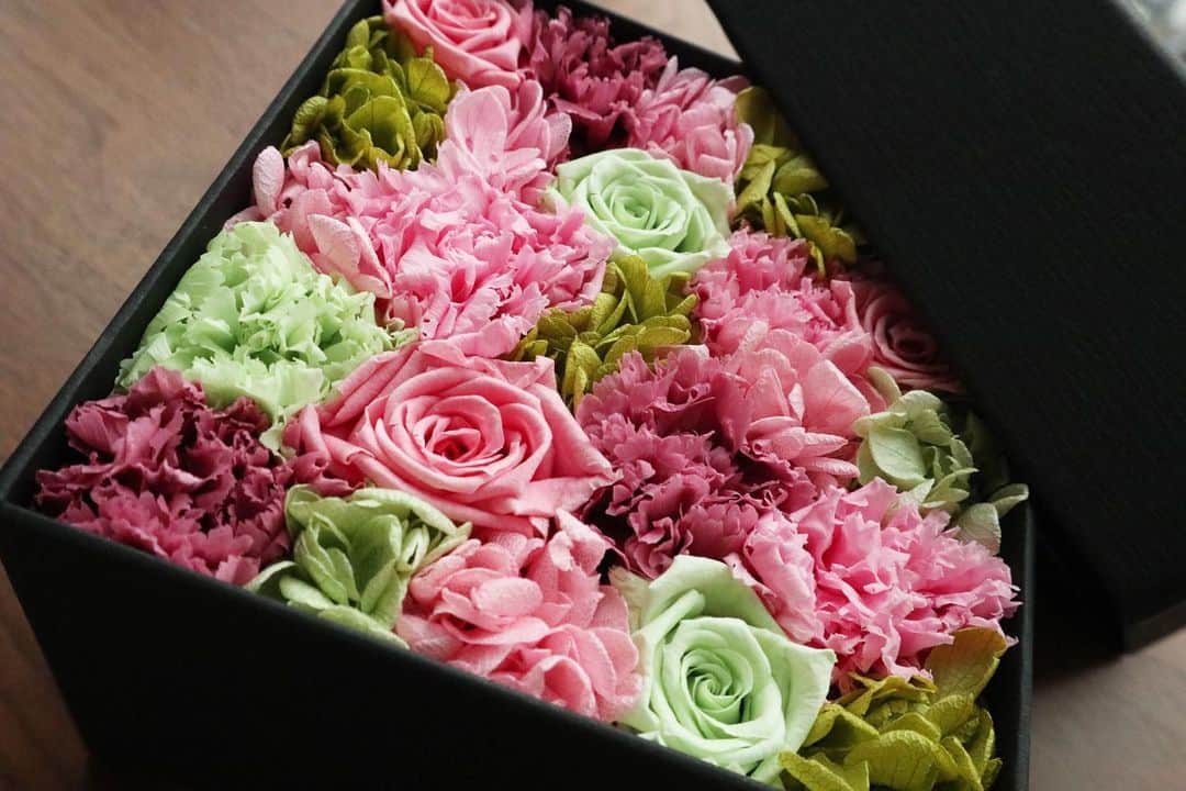 松雪彩花のインスタグラム：「午前中、宅配を知らせるチャイムが。 あれ？何か頼んだっけ？と受け取ると、 素敵なプレゼントが…🎁 @rinasuzuki_ 大好きなりなっちから🌷💓 ブランド設立のお祝い…うぅ…嬉しい… すごく心が温まって、本当に嬉しくて、ずーっとしあわせなきぶん。 ありがとう…💐 早く会いたいね🥲 #nicolaibergmann #flowerbox #eosm100 #だいすきな人 #ありがとう❤️」