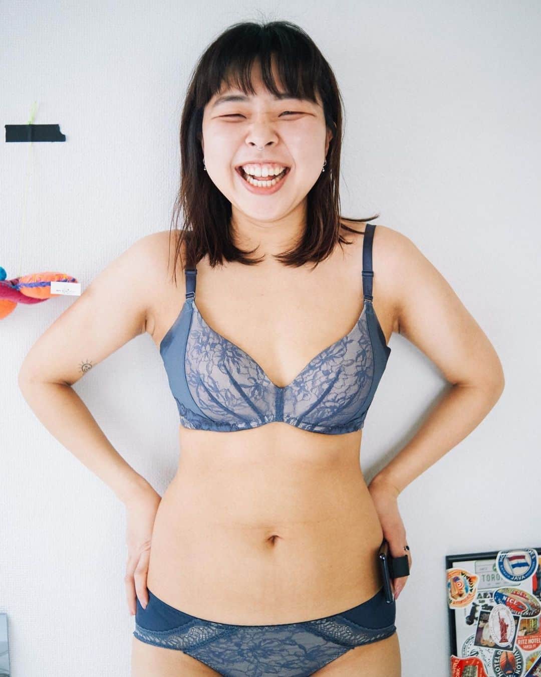 花盛友里のインスタグラム：「Yeah girl yeah!!!!  誰だって絶対に美しい💕  応募が来てから先着で撮影している、『脱いでみた。』のプロジェクト。 @nuidemita_hanamori   モデル選考をしないで、応募来てから先着で撮影しているよー！ だってみんな美しいんだもの！そしてわたし、絶対に美しく撮れる自信があるんだもーん。ふふは  国際女性デーの本日、女子であることに誇りを持って、前向いて上向いていこー！」