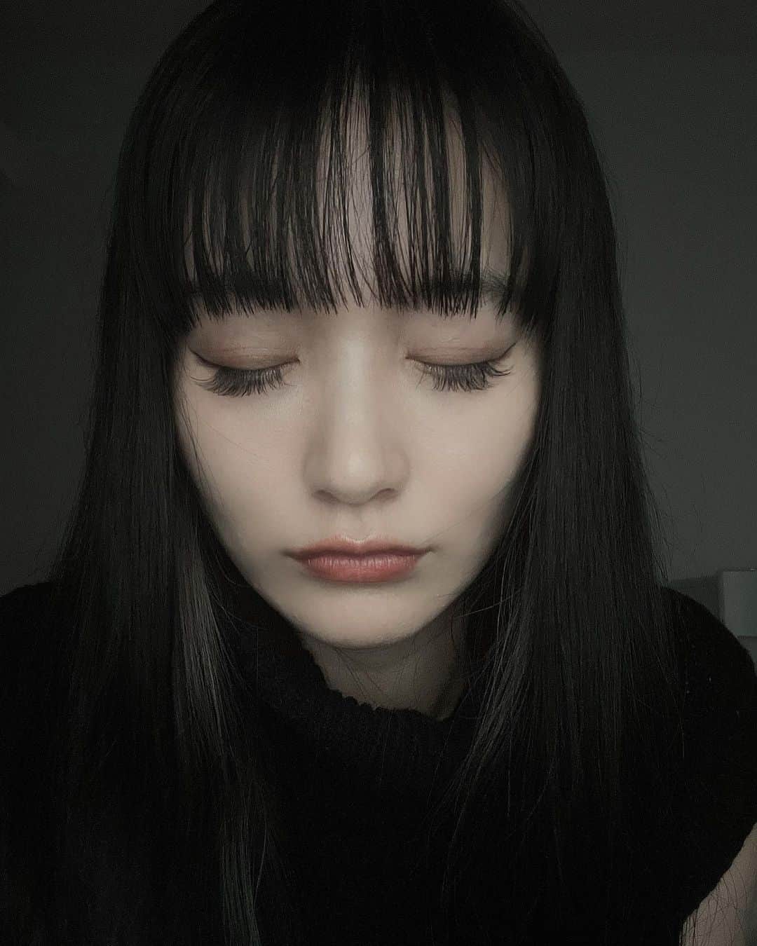 中村くるみのインスタグラム：「ෆෆ  昨日載せたストーリーの反響がすごくて、 個別で写真載せて欲しいってお声を沢山いただいたのと、 マツエクについてよく質問もらうのでここでまとめますね♥  @pooleye_harajuku に 3週間〜1ヶ月に1回通っています！ デザインはJカール12mmで、 つけれるだけつけてもらっています🐨 細さはその時の自身のまつ毛に合わせて 調節してもらっています！ 弱って細くなっていたら細めのつけてもらっています！  今回は @pooleye.karin にやってもらいましたよಇ  前回のは @kotonn__e だよಇ  みんなとっても上手なの〜  何か質問あればコメントしてね✔︎」