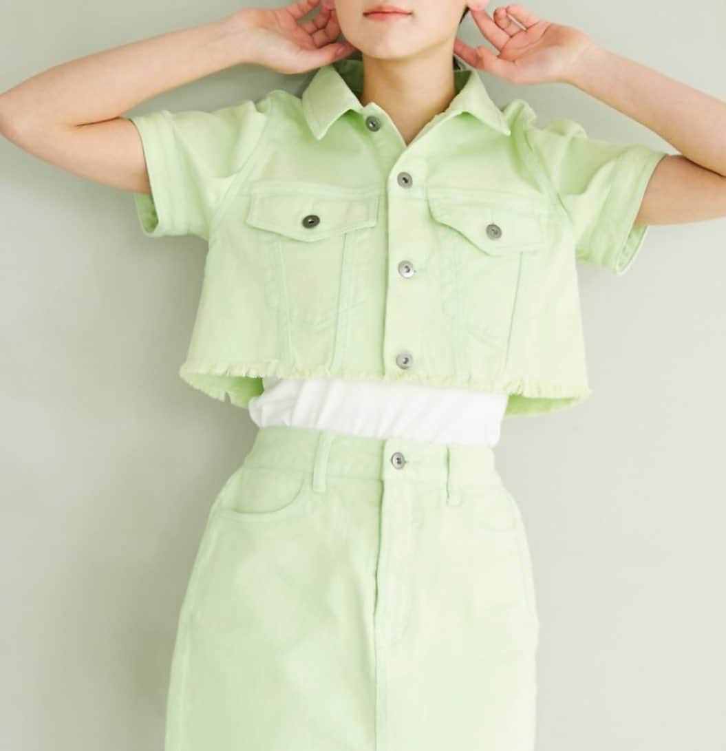 世良マリカさんのインスタグラム写真 - (世良マリカInstagram)「@kol.japan  お洋服のデザインに携わらせていただきました👗 私は楽に過ごせるお洋服が好きなので、動きやすい形と「これひとつで着れる」を意識してデザインを考えました☺️ そしてデザインがシンプルな分、カラーに拘っています♡  今後 3月17日 WEBサイトオープン・予約販売スタート  4月15日 商品発売開始予定 です！ 楽しみにしていてくれたら嬉しいです🌸  #KOLofficial #KOLjapan  そして今日は #internationalwomensday 私も活躍し続ける女性でいたいと思います！」3月8日 19時16分 - seramali_jsmn