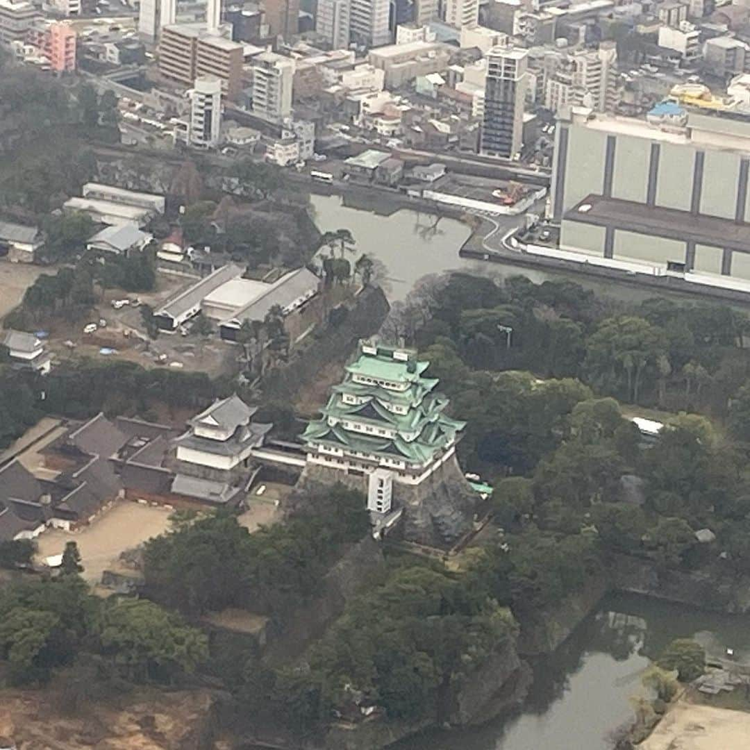 倉橋友和さんのインスタグラム写真 - (倉橋友和Instagram)「けさの名古屋城金シャチ降ろし、上空からリポートしました。2体合わせてヘリコプターを使って10分程度で地上へ🚁ちなみに前回の16年前はクレーンが用いられて、私たち報道陣は天守の屋根まで上げてもらえました🏯 #名古屋城 #金のしゃちほこ #金シャチ #名古屋 #尾張名古屋は城でもつ #メーテレ #アナウンサー #倉橋友和」3月8日 19時17分 - nbn_kurahashi