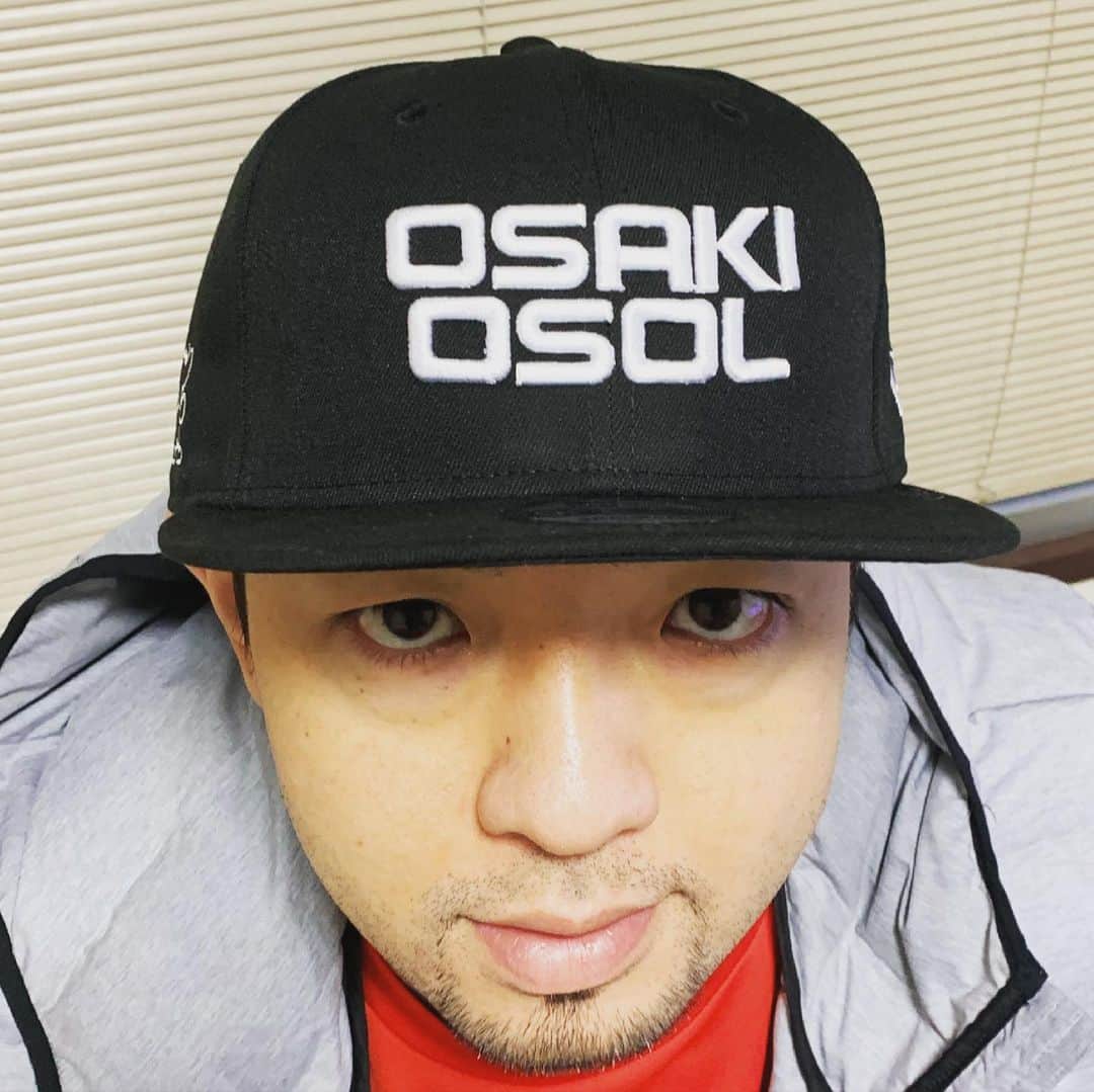 元木博紀のインスタグラム：「💥緊急告知💥  Ｎｅｗ Ｅｒａ（ニューエラ）様とコラボした  ＯＳＡＫＩ ＯＳＯＬのオリジナルキャップが完成しましたので、限定販売します。    販売受付予定日：３月８日（月）１２：００　～　３月１０日（水）１２：００  限定数：５０個  サイズ：ＯｎｅＳｉｚｅ  価格：７，０００円    ※限定商品のため、おひとり様２個までとさせていただきます。  ※限定商品のため、先着順での対応をさせていただきます。  受付期間中でも、予定数に達した場合は受付を終了させていただきます。  ※購入に関するお問い合わせはメール＜info@osaki-osol.net＞にてご連絡ください。  ＜購入方法＞  ・購入希望者はこちらのメールアドレス＜info@osaki-osol.net＞に  お名前・購入希望数をお知らせください。  ・メール確認後、担当者より購入に必要な情報をメールにてお知らせします。  迷惑メールの受信設定をされている方は＜@osaki.co.jp＞を受信できるよう設定をお願いします。  ・必要な情報を確認し、指定口座への入金確認ができ次第、発送手続きを進めさせていただきます。  #1osol #osakiosol #handball #NewEra #コラボキャップ #限定販売」