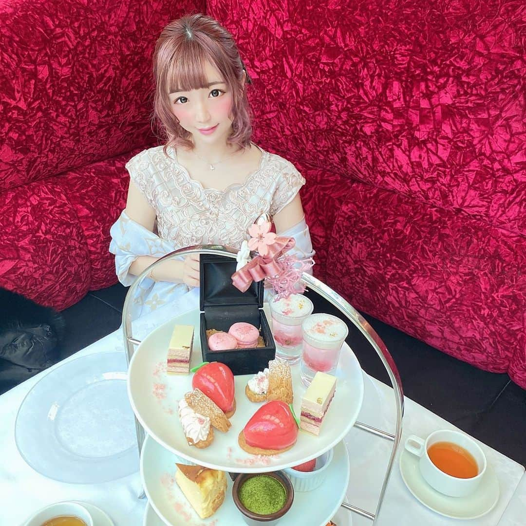 佐倉絆さんのインスタグラム写真 - (佐倉絆Instagram)「すごい自然光入ってきて写真は盛れるし、味もめちゃくちゃ美味しいし最高でした🤤  #アフタヌーンティー#白金台カフェ #ステラート白金台 #自然光しか勝たん #味が優勝 #また行きたい #帰りにチョコレート買った #桜と苺のアフタヌーンティー #桜を食べる #佐倉絆のデブ活」3月8日 19時56分 - kizunasakura