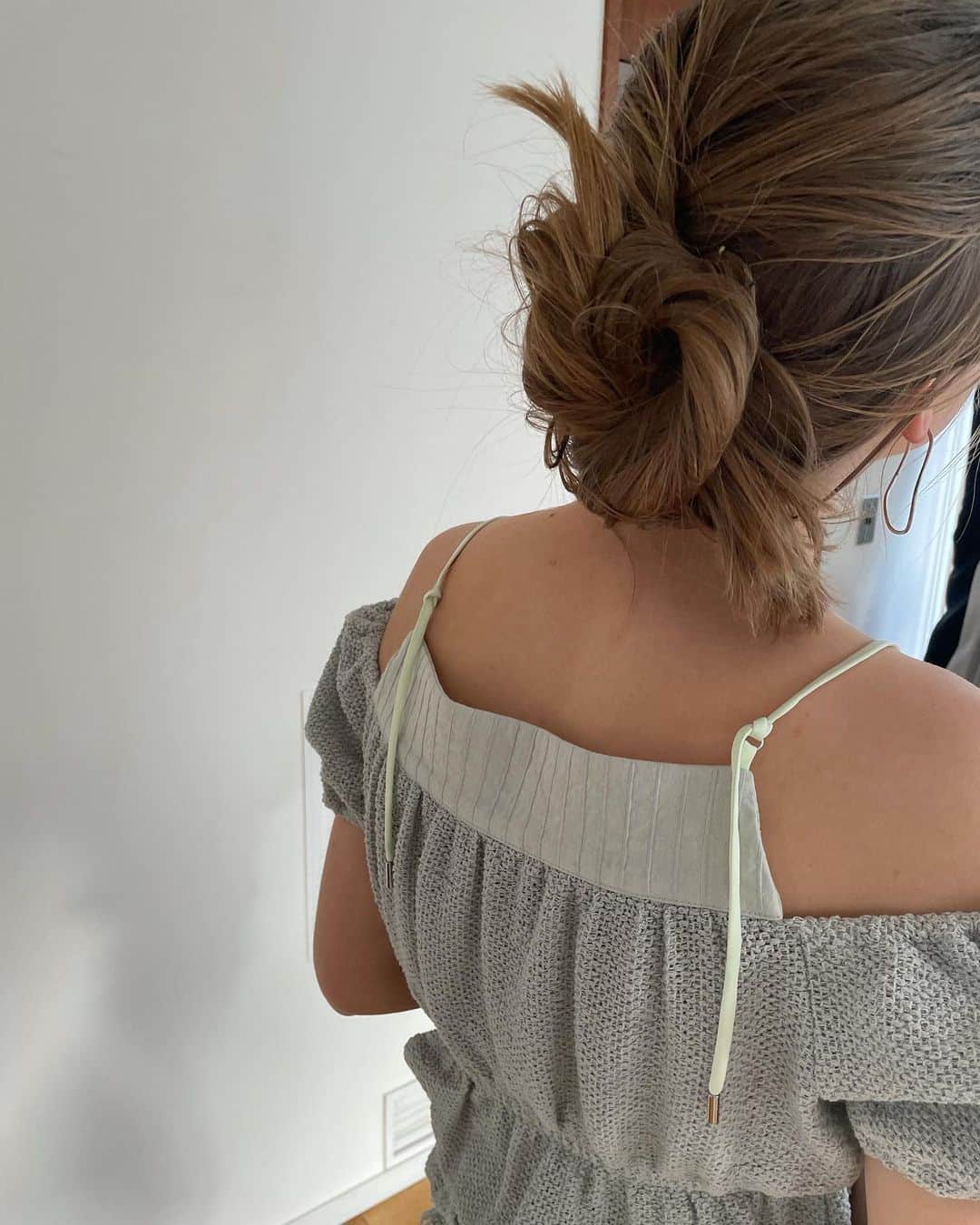 まつだみらいのインスタグラム：「最近のhairmake  自分でもどうやって造ったかわからないのですが、手が勝手に動きました。笑  （衣装はスタイリストさんご手配なのでわかりかねます）」
