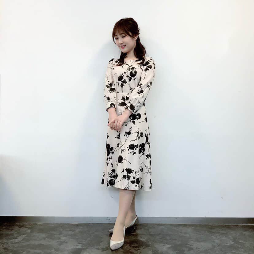 TBS「あさチャン！」のインスタグラム：「Today's さやこ Fashion🐝 ・ スタイリストさんからのポイント💁🏻‍♀️🍀 桜色のような綺麗なピンクの 花柄ワンピースで春の装いに🌸 花柄の部分がブラックになっているので 甘くなりすぎず着られる1枚です😌✨ これからの季節は、オフホワイトやアイスグレー、 ベージュのスプリングコートを 羽織るのも良いかもしれませんね🧥🎶 ・ きょうは生憎の雨模様…☔️ 気温も低くく、一気に冬に戻りましたね😣❄️ 皆さん暖かくしてお過ごし下さい☕️ 今週もあさチャン見てくださいね〜🤗☀️ ・ ・ #tbs #あさチャン #アナウンサー #野村彩也子 #さやコーデ」