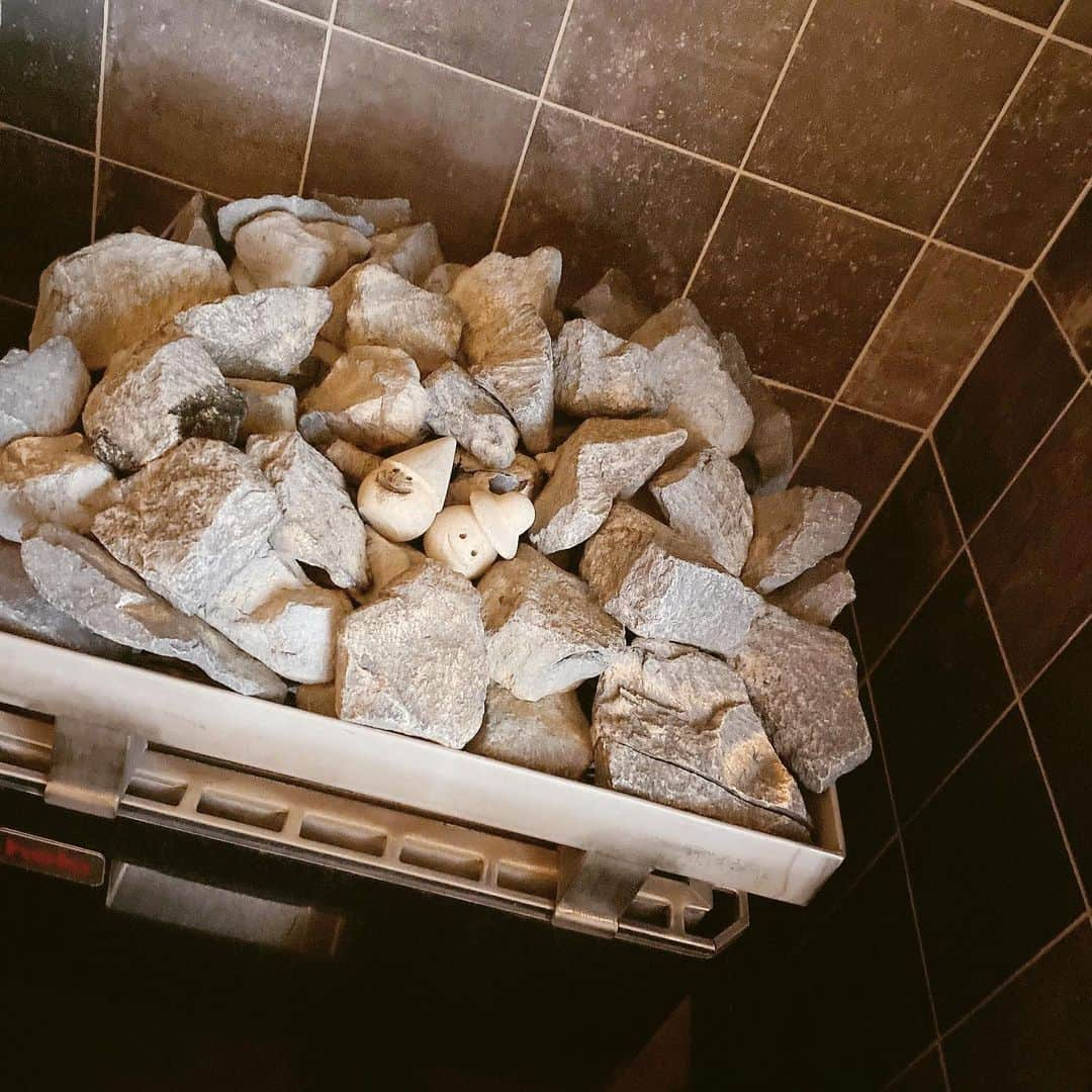 皇咲あゆのインスタグラム：「、 Cute sauna stones ☺︎☺︎ I'm addicted to Finnish sauna.♡  ． サウナの石が可愛かった〜🪨 フィンランド式サウナにハマりそう🧖‍♀️🇫🇮❤️ ． #finnishsauna#finnshstyle#sauna#saunastones#🇫🇮 #サウナ#サウナー女子#サウナ好きな人と繋がりたい」