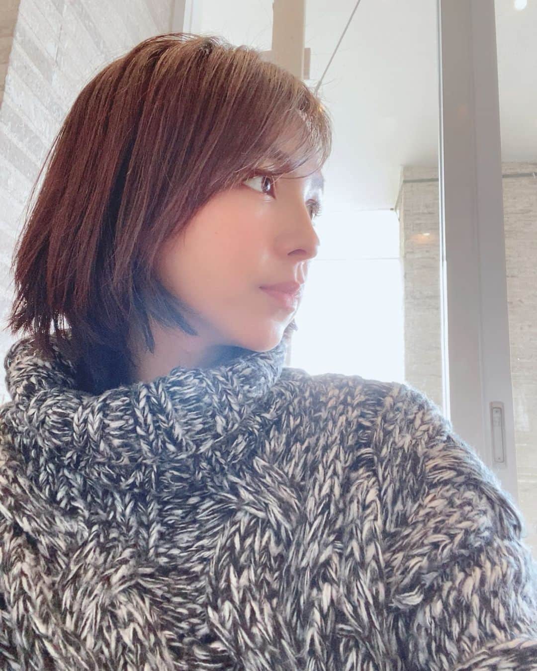 鈴木サチのインスタグラム：「. 髪の毛が伸びるのがとにかく早い。 . あっという間に肩までついてしまいそう。 . . またまたニットが出番になるぐらい寒いですね😭😭 . . 今日の東京は冷たい雨が降ってます😭 早くあったかくなーれ☀️ . . . #ママ #ママモデル #モデル #ヘア #ヘアケア」