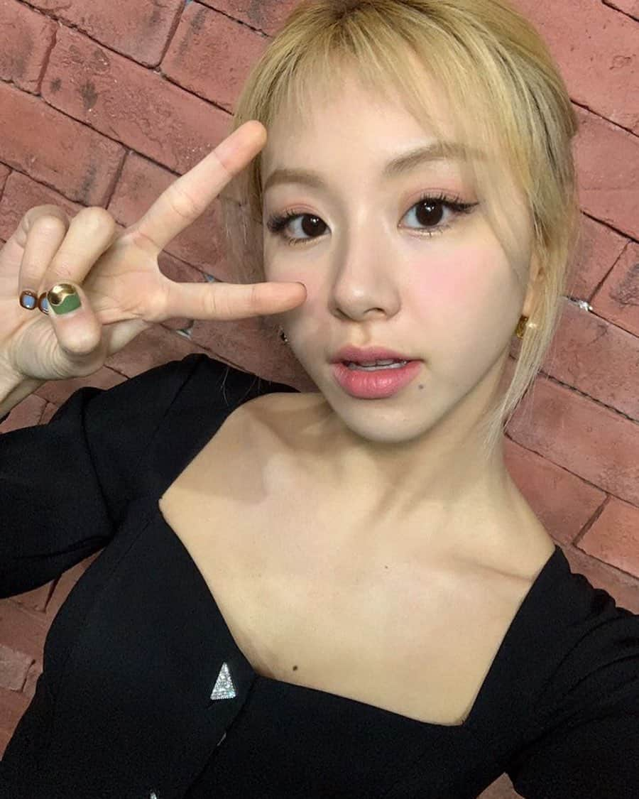 チェヨンさんのインスタグラム写真 - (チェヨンInstagram)「chaeng selca for twice in wonderland✨ #chaeyoung #채영 #twice #트와이스 #prettyrapstarchaeyoung」3月8日 11時46分 - twicechaeyoung