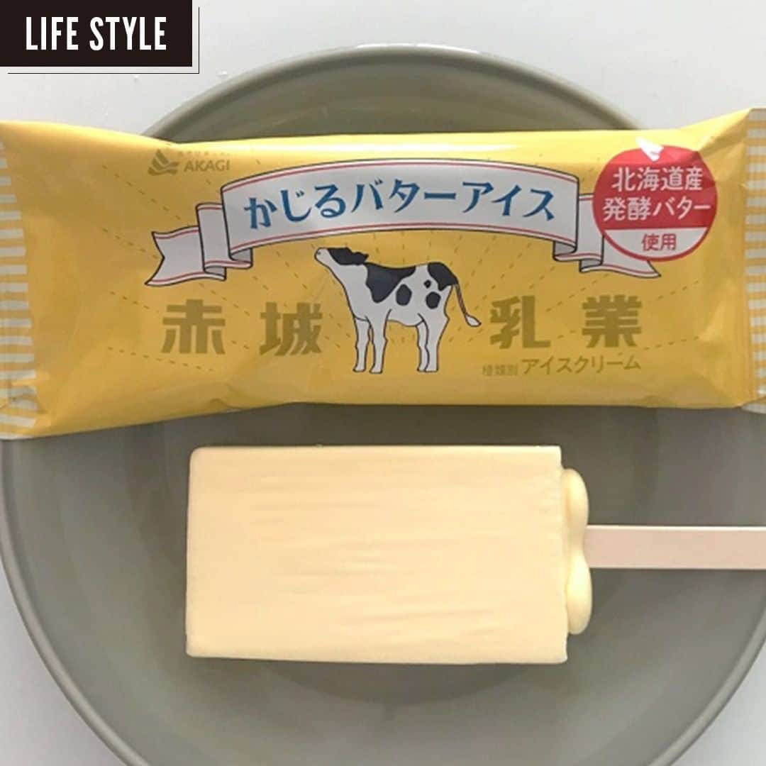 MOREさんのインスタグラム写真 - (MOREInstagram)「SNSで話題沸騰中！赤城乳業の「かじるバターアイス」 【ライター愛ちあんのグルメレポ】  「かじるバターアイス」は、北海道産の発酵バターを使用したアイスバー。 食べてみると、口に入れた瞬間はミルクの風味が強く、後からバターの風味がどんどん増していく！バターならではの濃厚でまろやかな甘さを楽しめるのはもちろん、ねっとりと溶けていく口溶けの良さはもうバターそのもの。味、食感ともに再現度の高さにビックリです。 正直食べる前はガツンとしたくどい味わいを想像していましたが、実際は濃厚だけど重さはない絶妙なライン。ひと口ひと口おいしく食べられました♬  売り切れ続出なので見つけたら即買いするのが正解です！あなたも「バターにかじりつく幸せ」を体験してみて♡  #MORE #moremagjp #デイリーモア #のぼり坂OL #かじるバターアイス #赤城乳業 #バターアイス #コンビニアイス #コンビニスイーツ #スイーツ女子 #コンビニ新商品 #食レポ #ライター愛ちあん」3月8日 12時00分 - moremagjp