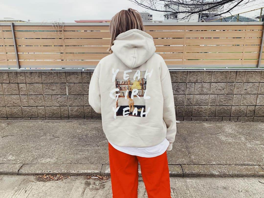 花盛友里のインスタグラム：「コラボパーカー買ってくれた皆様ありがとううう！ ありがたいことにすぐに完売😭😭😭💕💕💕 私が着てるのはLだよー！ ロンTは再販あるかも？！とのことだよー！  そしてパーカーも、取り扱い店舗がたくさんあるのでそこだと残ってたりもするかもです、見てみてくださいませー💕 キーホルダーや、靴下はまたあるよ、めちゃ可愛いのだ💕是非見てみてねー！  ↓取り扱い店舗一覧 @rutsuboart  @oriensjs  @littleuniontokyo  @yellowsiwaki  @delicioussendai  @1999scene  @instant_chiba  @3dclothingstore  @flowp_store  @homewakayama0401  @grandcentral_kyoto  @seeklet2007  @flary_tatsuya  @attackstore_official  @amnine_takamatsu」