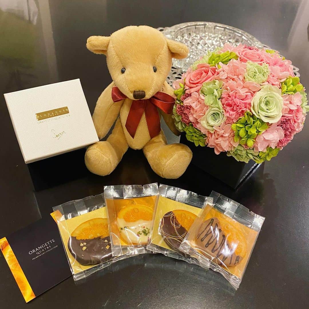 南杏奈さんのインスタグラム写真 - (南杏奈Instagram)「ルワンジュ東京(@louange_tokyo )の ORANGETTE QUATRE🍊✨  『White Day』をテーマに創作された スペシャルなスイーツ💕  ビターチョコ、ホワイトチョコ、 キャラメル、コーヒーの4種類🍫✨  見た目もおしゃれで上品💓 美味しかった🤤  ホワイトデーのお返しにぴったり🎁 _ __ _ __ #ルワンジュ東京 #オランジェット #ホワイトデー #ホワイトデーお返し #チョコレート #おうち展示会 #美味しいケーキ #オーダーケーキ #グルメ女子 #スイーツ女子 #スイーツ好き #甘党 #お取り寄せスイーツ #お祝い #おうち時間を楽しむ #インスタ映え #フォトジェニック #louangetokyo #orangettequatre #orangette #chocolate #sweets #dessert #cake #gift #instalike #whiteday #whitedaygift #yummy #eatlover」3月8日 12時24分 - anna1031__