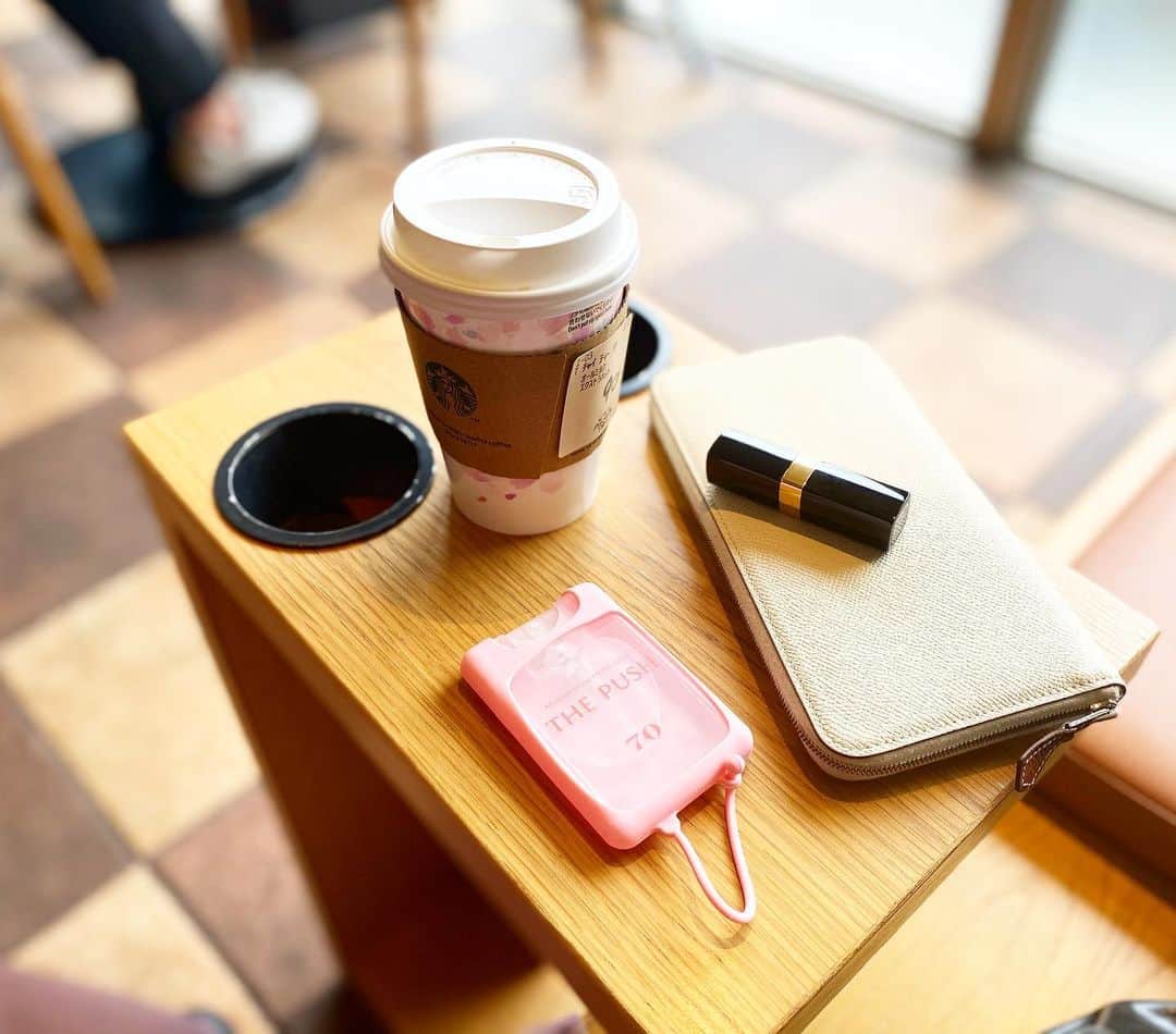 鈴木サチのインスタグラム：「. カバンの中のマストアイテム。 . . THE PUSH ハンドスプレー . 持ち運びに最適だし、ピンクで可愛い😍 . 香りもいいし😍 . @akihatada あきちゃんありがとう😊😊😊 . . #ママ #ママモデル #モデル #mama #mamamdel #マストアイテム #ハンドスプレー #thepush70」