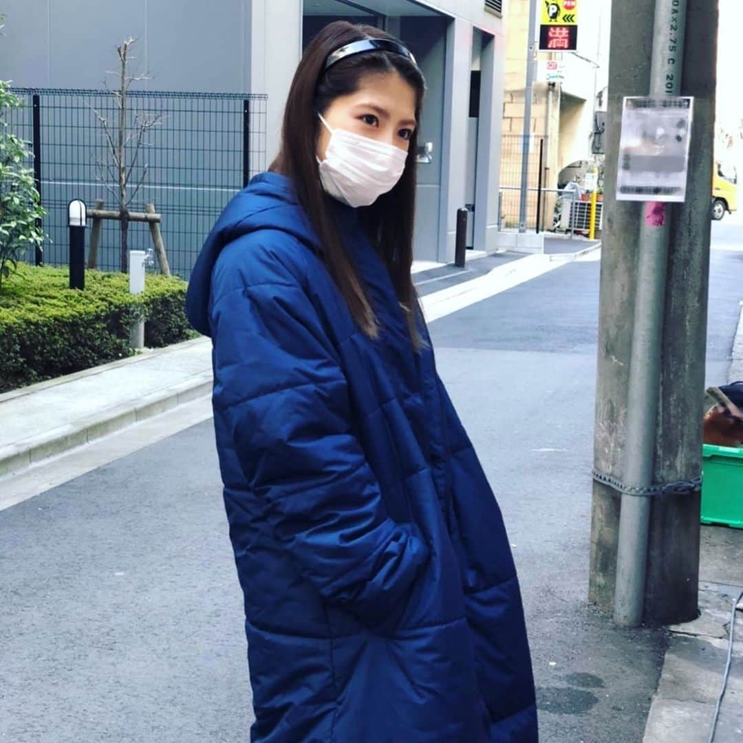 若月佑美さんのインスタグラム写真 - (若月佑美Instagram)「. 撮影の合間に 自動販売機でジュースを 選んでいるあたくし。 ポッケにはカイロ。笑 . #新ミナミの帝王  #カチューシャ  #選んだのは #ミルクティー #若月佑美」3月8日 12時17分 - yumi_wakatsuki_official