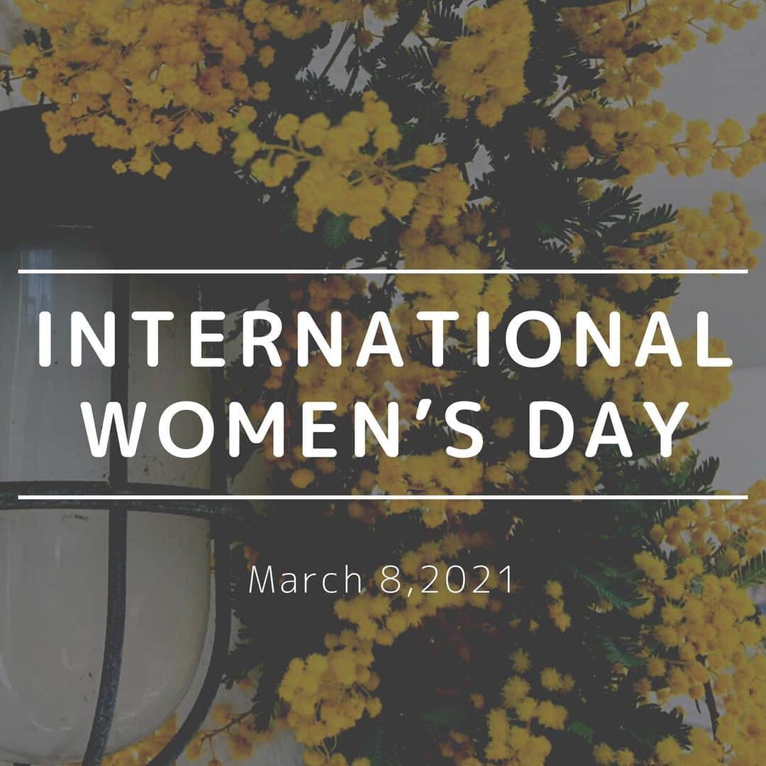 マイナビウエディング ジュエリーさんのインスタグラム写真 - (マイナビウエディング ジュエリーInstagram)「本日3月8日は国際女性デー（International Women’s Day）です。 💛  イタリアでは、「FESTA DELLA DONNA（フェスタ・デラ・ドンナ＝女性の日）」とされ、愛や幸福の象徴でもあるミモザを女性に贈る日！ 💛 ふわっふわのポンポンが愛らしいミモザ。春の到来を感じさせてくれるそのイエローカラーは見る人を元気に、そして笑顔にしてくれるはず。 💛 「感謝」「友情」「豊かな感受性」などの花言葉をもつミモザを大切な人に贈るリングにそっと添えてみてはいかが。 💛 #ミモザ #国際女性デー #ミモザの花言葉 #イエローフラワー #マイナビ #マイナビウエディング #結婚指輪 #婚約指輪#プロポーズ」3月8日 12時22分 - mwd_jewelry