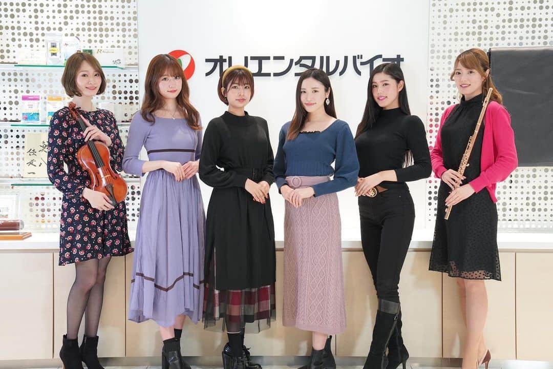 真木しおりのインスタグラム：「報告📣 私、真木しおりは super formulaに参戦する KONDO RACING 3号車4号車を応援する2021 raffinee Lady としてチームを応援することになりました！！  ーーーーーーーーーーーーーーーーーーーーー KONDO RACING  監督:近藤真彦監督  マシーン:ORIENTALBIO  KONDO SF19  3号車　山下健太選手 4号車　サッシャ・フェネストラズ選手  ーーーーーーーーーーーーーーーーーーーーー  super formulaは今年で2年目になるので 去年よりも沢山の方とサーキットでお会い出来ることを楽しみにしています！！ 今年は全戦参戦できますよーに！！  皆様コスチュームも楽しみにしててくださいね😏  あと こちらのタグをつけて 沢山投稿してくれたら嬉しいです❤️ ↓↓↓↓↓↓ #ラフィーネレディ #raffineelady #raffineeμs #raffinee_racing #orientalbio_sf #orientalbio_race  KONDO RACING、チームはもちろん、 raffinee Ladyとraffinee μ’sの応援も宜しくお願い致します！」
