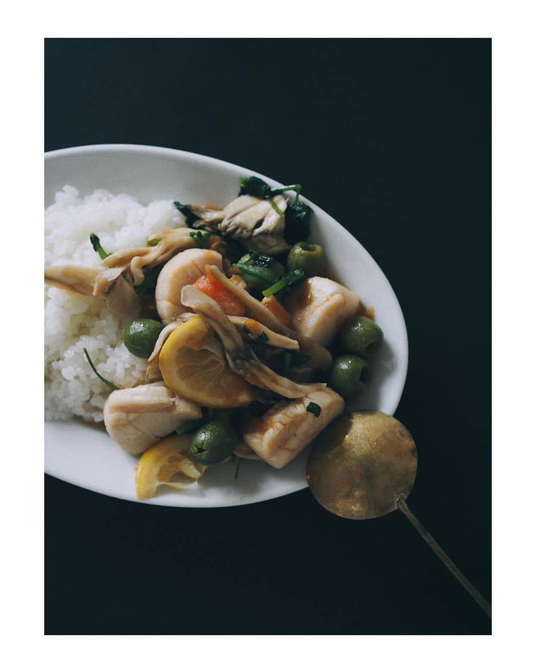 花楓のインスタグラム：「お昼です🔪🌿 サクッとプレート🍽  忘れさられていた、 大好きなホタテくん。 お刺身で食べようとしてたん だけどね、、、。 ごめんよ、火通すね🥺  トマト、ホタテ、舞茸、 オリーブ、レモン、パクチー 塩、胡椒、バター、醤油、酒 全部炒めてのせるだけ。 ペロリ。  今日は身体が重たいです👵🏻  制作しないとです✂️📚🖼 はい。  ご馳走さまでした🙏🏻  #作るなら丁寧に」