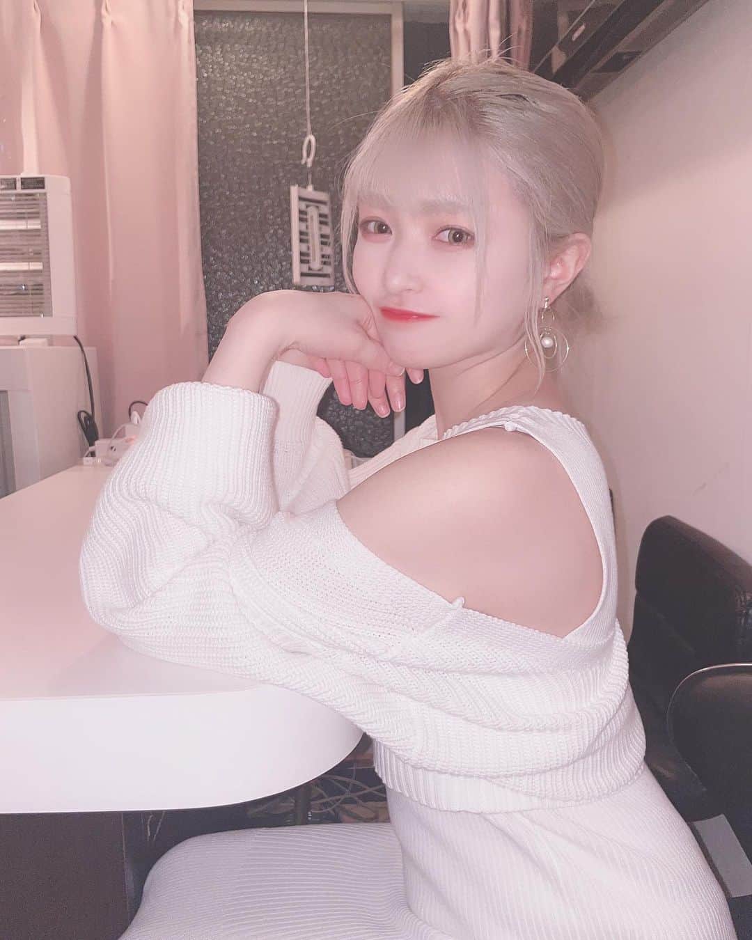 のインスタグラム：「TIKTOKバズるまで投稿  目標…2時間で1万いいね  時間…15:00 女の子からの共感率が高い動画   18:00 the 男のウケ狙いのあざとい動画   21:00 自分の出したい動画  達成するまで毎日頑張ります！🔥 空いた時間はほぼほぼTIKTOKライブして 新規のファンの人を獲得して行けるようにします！1日の締めくくりにpocochaで作戦会議をします！【チーム天乃】  ✨手伝って欲しいこと ・動画のいいね ・動画の共有 ・動画に関連してるコメント20個 ・いっぱい再生してほしいです🙇‍♀️ ・その他配信中に面白いことするので画面録画してもらってそれをTIKTOKに上げてバズらせて頂きたいです！ ハッシュタグは#バズるまで投稿し続ける女 でよろしくお願いします！！🔥  1日目で作戦変更してしまってごめんなさい🙇‍♀️ 2時間おきの投稿は、睡眠時間が削られ、頭が回らずネタが思いつかなかったり投稿のし過ぎはオススメに乗りにくくなるみたいなので効率よく頑張って行きたいなと思いました。 もし、失望させてしまった方が居たらごめんなさい。でもやる気と熱量は変わってません！最後まで目標を達成する！皆さん是非お力添えをよろしくお願いします！！✨」