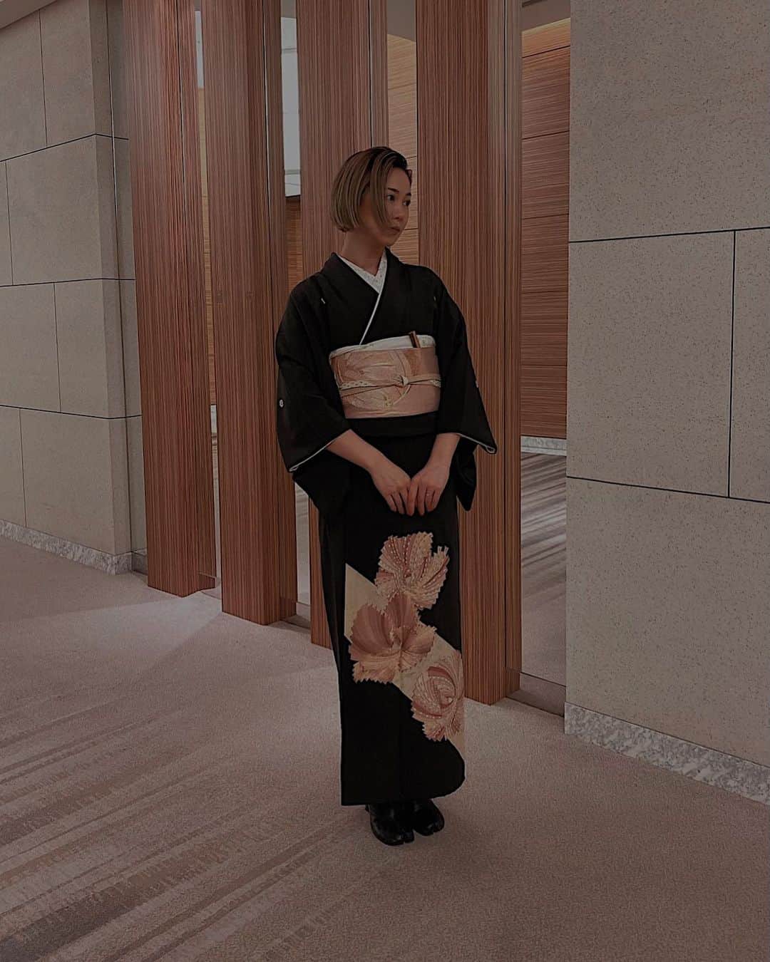 須田朱音のインスタグラム：「𝖡𝗅𝖺𝖼𝗄 𝖳𝗈𝗆𝖾𝗌𝗈𝖽𝖾.﻿ ﻿ ﻿ 先日、私の弟の結婚式に﻿ 夫婦になって初めて参列💍﻿ ﻿ 人生初の黒留袖を着てみました🖤﻿ ﻿ ﻿ 旦那さんの(←まだ慣れない)﻿ お父さん方のおばあちゃんの黒留袖を👘﻿ 着させてもらいました。﻿ ﻿ ﻿ 淡いピンクの鞠？の刺繍に、﻿ 同じ柄と色味で合わせて作られた帯。﻿ ﻿ 春を感じさせる色合いでとっても素敵でしょ🌸﻿ ﻿ ﻿ いつもならママに着付けしてもらうんだけど﻿ 今回はママも着物着るので、﻿ ﻿ 六本木にあるクレール 権田先生に﻿ 着付けして頂きました♡﻿ ﻿ 私は着物と帯は持ち込みで、その他全てレンタル。﻿ (もちろん着物もレンタル出来ますよ)﻿ ﻿ ﻿ ここ2年くらいかな。﻿ ﻿ なるべく行事がある時は、﻿ 着物を着るようにしてます。﻿ ﻿ 着物って、着ようと思わないと機会がないし﻿ 人生で数回しか着れないと思うんです。﻿ ﻿ ﻿ 気持ち的にシャンとする感じも好きだけど。﻿ ﻿ 四季を意識して﻿ 着物の柄と帯の色味を考えたり、﻿ 帯紐の色を差し色にするか考えたり、﻿ ﻿ 自分の"色"を着物の着こなしで表現するのも﻿ 好きだったりします♡﻿ ﻿ いつか、自分の着物を作りたいな。﻿」