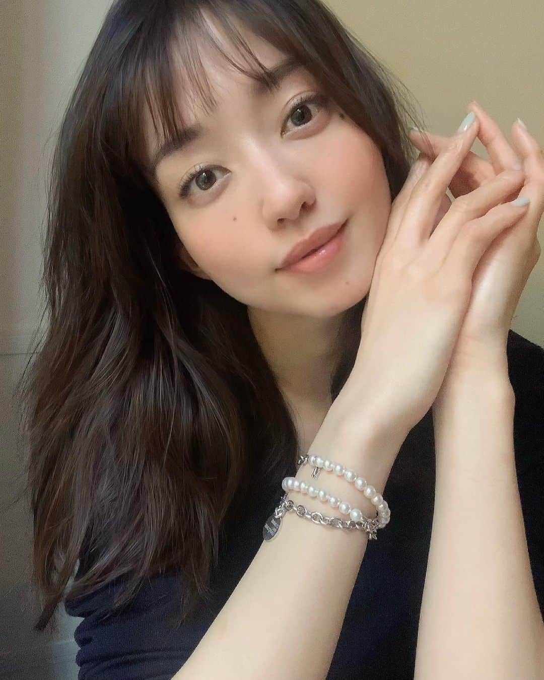 のインスタグラム：「: おはようございます♡ 先週、お休みしたので... 久しぶりな #月曜の花 です♪ 今日は雨でまたグッと冷えますね🥶 暖かい日と寒い日を交互に乗り越えて 春に移り変わって行くのかな😌 ちらほら、桜が咲き始めましたが🌸 今年も桜を見れるのは車の中からかな🥺 体調管理が難しい時期ですね💦 今週もがんばっていきましょう♡ #goodmorning #monday  #月曜の花 #気合い  : ブレスレットはネックレスとしても 使える最近ヘビロテで愛用中の @official_mikimoto × @commedesgarcons のものです✨」