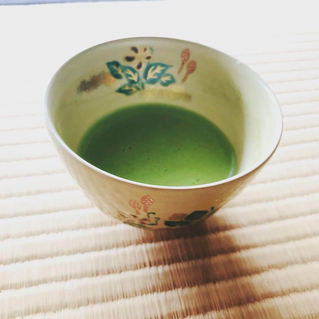 柚希礼音さんのインスタグラム写真 - (柚希礼音Instagram)「. お茶を 頂き。 日本って最高だなと。 痛感する日🐤 . 宝塚音楽学校の授業で 茶道を 習えたことも 感謝の日😋 . 心穏やかに なりました❣️  . #茶道 #柚希礼音」3月8日 13時22分 - reonyuzuki_official