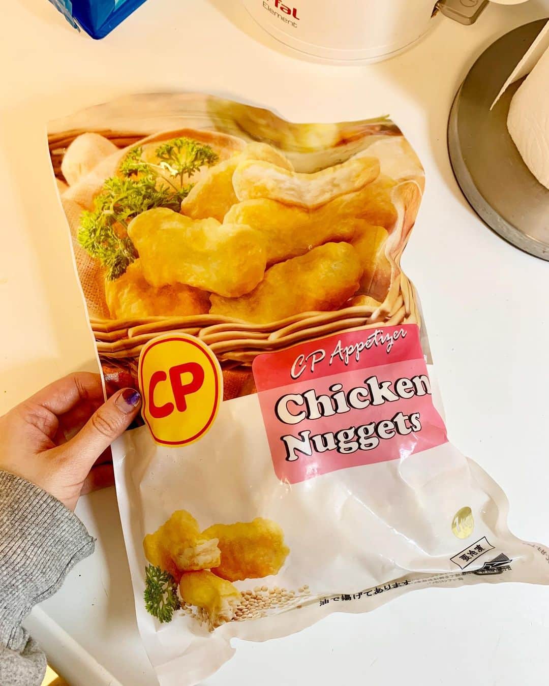 高松チェルシーリナのインスタグラム：「. コストコで買ったこのチキンナゲット、めっちゃカリカリで美味しい！！(初めて買ってみた) たっぷりめの油で揚げてって書いてあるけど、揚げ焼きくらいで全然良き🍗✨ レンジでチンしてからトースターで焼いてもよさそう。🧚🏻‍♀️ . 1kg入って700円くらいだった😌 さすがにジャンクなのでベビにはまだあげないけど、大人であっという間に食べ終えちゃいそうだわ🍗🤣 . #コストコ#コストコ購入品#チキンナゲット#女の子ママ#女の子ベビー#生後11ヶ月」