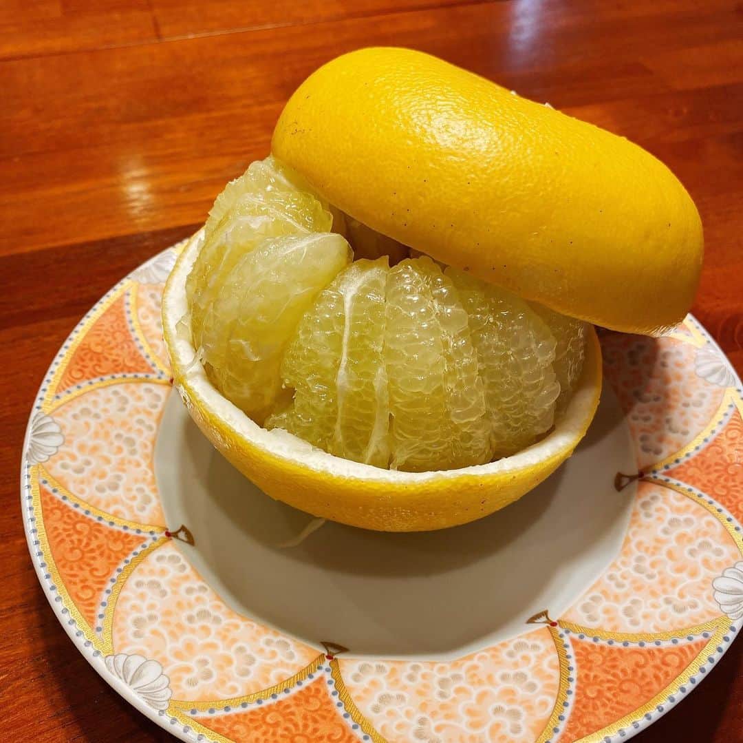 早見優さんのインスタグラム写真 - (早見優Instagram)「#大北果樹園 さんの文旦。 甘くて、ジューシーで美味しい🎶 Delicious juicy #pomelo from #kochi」3月8日 13時49分 - yuyuhayami