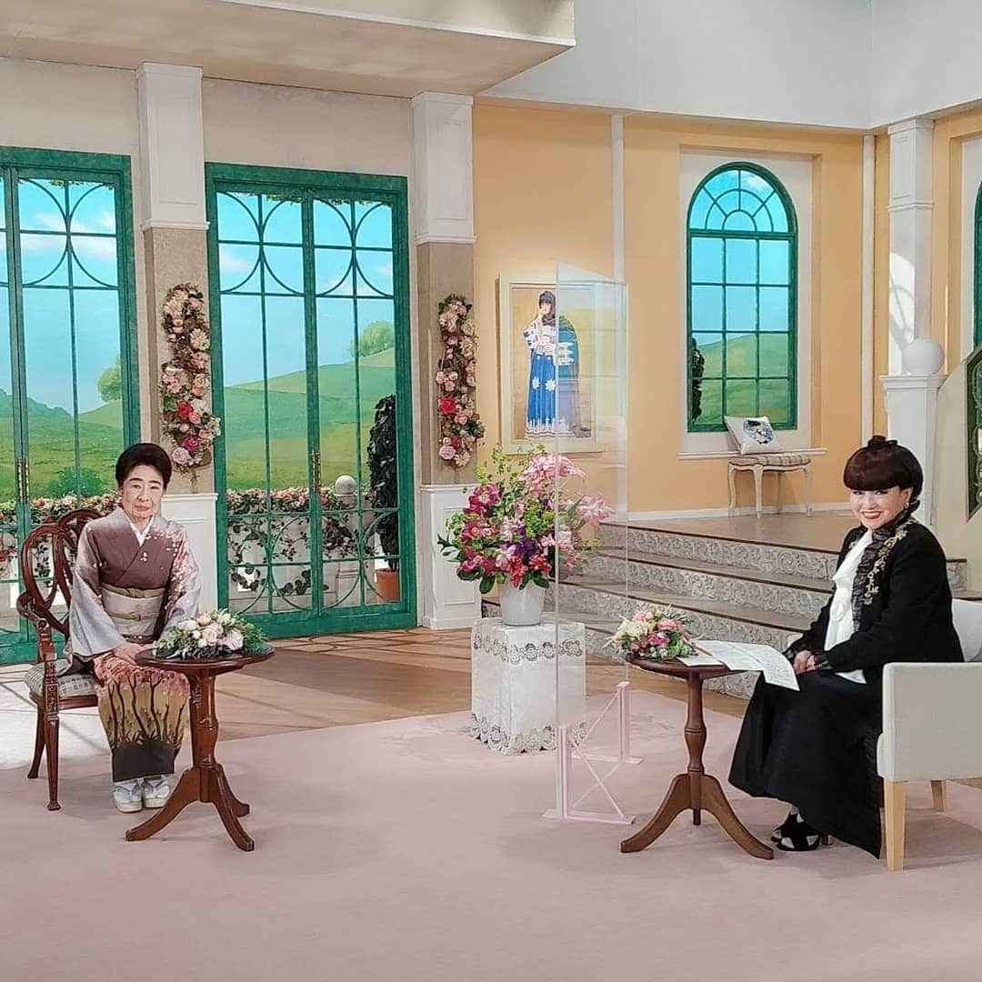 のインスタグラム：「まぁ、『徹子の部屋』観ていただいたお陰様ですやろな。 また沢山の応援してもろて、本当に嬉しくおもてます。  ありがとうございます◎  ２年ぶりの出演させてもろてこんな時世ですのでね、徹子さんともお会いしてお話できたことが本当に嬉しかったんです。  私は父に考え方が似てますのやなぁ。 番組観て改めておもてます。 眠る前にも、心安らぐ思いを持つことです。  また、是非元気に番組出させていただけたら嬉しいです🍀  そして、主人の書の帯、玉緒のきものいかがでしたか？ 写真、わろてますやろ私(ぐふふふ) ほんとに収録嬉しかったんですわ。  これから着物の楽しさ、豊かさもお伝えしていけたらとおもてますよ。  色々お力借りて、助けてもろて、周りの皆さんと楽しく発信していきますよ。 どうぞこれからも、一緒に、楽しく応援して観ていてくださいね。  今度のユーチューブは『徹子の部屋』の楽屋での様子です(ぐふふふ) 楽しみにしててくださいね！ それではまたね〜🍀  ありがとうございましたー🍀！！  #徹子の部屋 #黒柳徹子 #楽しい #嬉しい #中村玉緒」