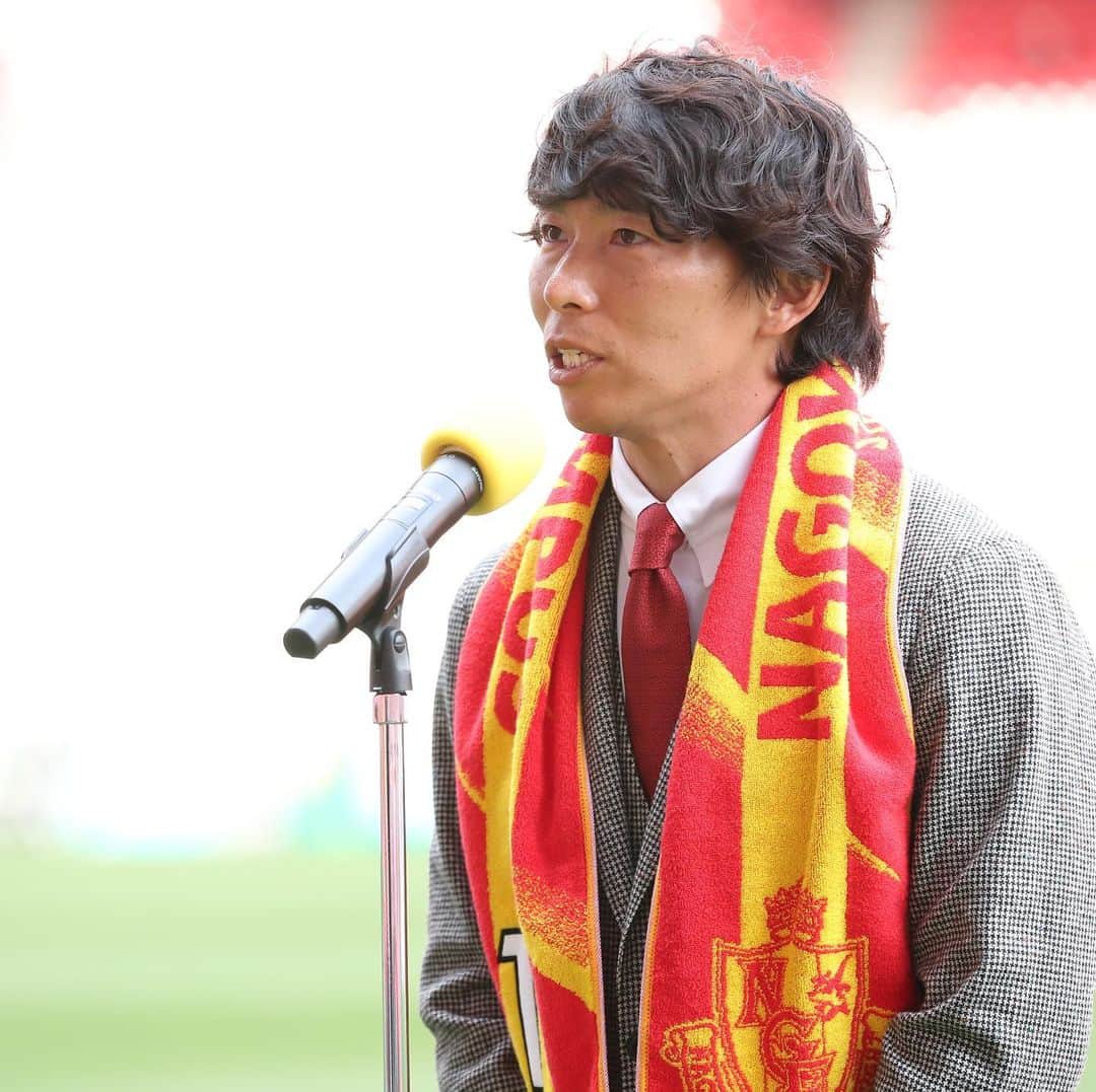 佐藤寿人のインスタグラム：「3月6日 豊田スタジアム 名古屋グランパスvsコンサドーレ札幌⚽️ 試合前にセレモニーの機会を作って頂き、ファミリーの皆さまへ挨拶させて頂きました。  この日の為にスピーカーからチャントを流す為にサポーターの方が音源を録ってくれたみたいです😭 涙は出ないつもりでしたが、2年という短い時間でも皆さんと一緒に喜怒哀楽を共に感じた時は自分にとっても特別なものでした。 期待に応えられたかといえば悔しさはありますが、今のグランパスを見ると自分が共に戦った時間は間違いのない事だったのかなと少しばかり報われます。 ファミリーの皆さん、更に名古屋の風を強く、支えていってください。 スタジアムが本来の姿に戻った時にまた一緒に『風』を歌いましょう🎶  #名古屋グランパス #grampus  #grampusのある生活 #超えろグランパス  #グランパスファミリー #新旧キャプテン #丸山祐市 #優男です #鉄壁です #ランゲラック #ミッチー #nicesave #goodguy  #新旧11番 #相馬勇紀  #減量成功 #如意棒使い」