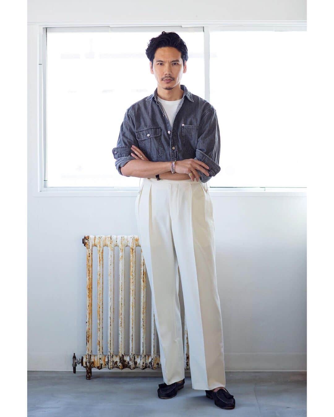 Shuhei Nishiguchiさんのインスタグラム写真 - (Shuhei NishiguchiInstagram)「"Relaxin' Luxury" other shot⬅︎⬅︎⬅︎swipe left "Nishiguchi's closet" @mr_beams_webmagazine  ・ @tangent.clothing_official 21春夏新ブランドのタンジェント。40年代英国軍のパンツのディテールを踏襲しながら立体的なテーラード仕立てで仕上げています。厳選された素材、吸い付くような腰周り、美しいシルエットも素晴らしいパンツブランドの登場です。 詳しくは @mr_beams_webmagazine をご覧下さいませ。 ・ ・ ・ Tap for Brands #beamsf #tangent #instafashion #picoftheday #mensstreetstyle #follow #wiw #sartorial #influence #bestoftheday #vintagestyle #vintagewear #spezzatura #outfitmen」3月8日 20時28分 - shuhei_nishiguchi