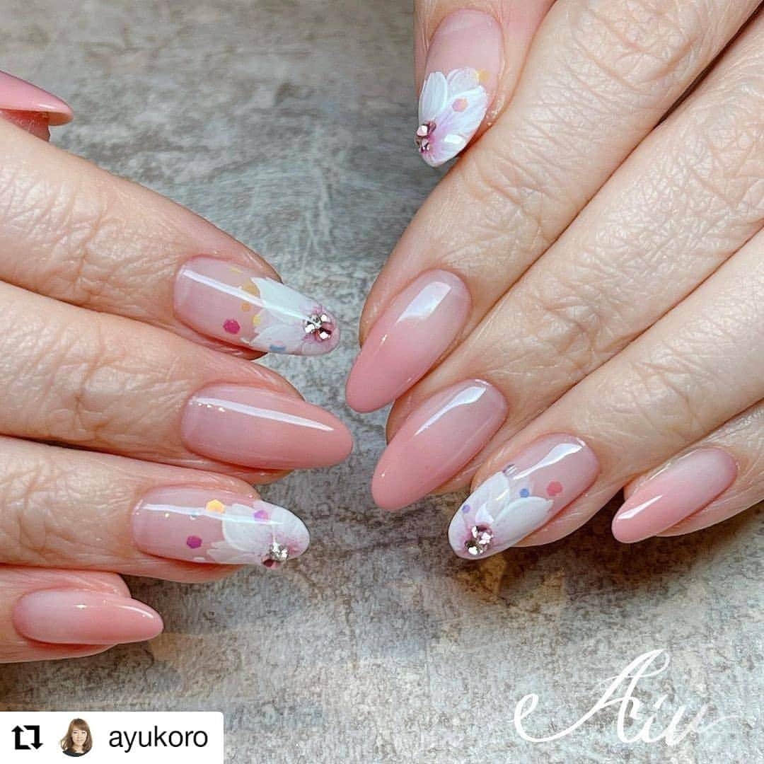 のインスタグラム：「. リポスト失礼します🙏 . erikonail ginza( @erikonail_ginza )の山浦チーフ( @ayukoro )によるMoreGel  218を使用した桜ネイル🌸 . うる艶グラデが上品で素敵ですね❤ ありがとうございます🙇‍♀️ . #morecouture #モアクチュール #モアジェル #moregel   #Repost @ayukoro • • • • • • ☽･:*  #春ネイル #桜ネイル @morecouture_jp  218  びっくりするほどグラデがし易いカラー✨  #春ネイル2021 #グラデーションネイル#大人ネイル#ネイルデザイン」