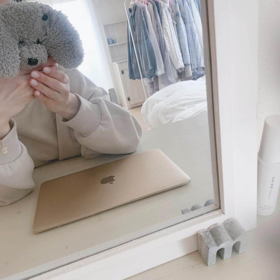 藤宮もなのインスタグラム：「ネイル変えたんですって伝えたかったんだけど 鏡ごし難しいな( ¯-¯ )部屋紹介になってもうた  iPhoneケースはローテーションして色んなの使ってる！モコモコ」