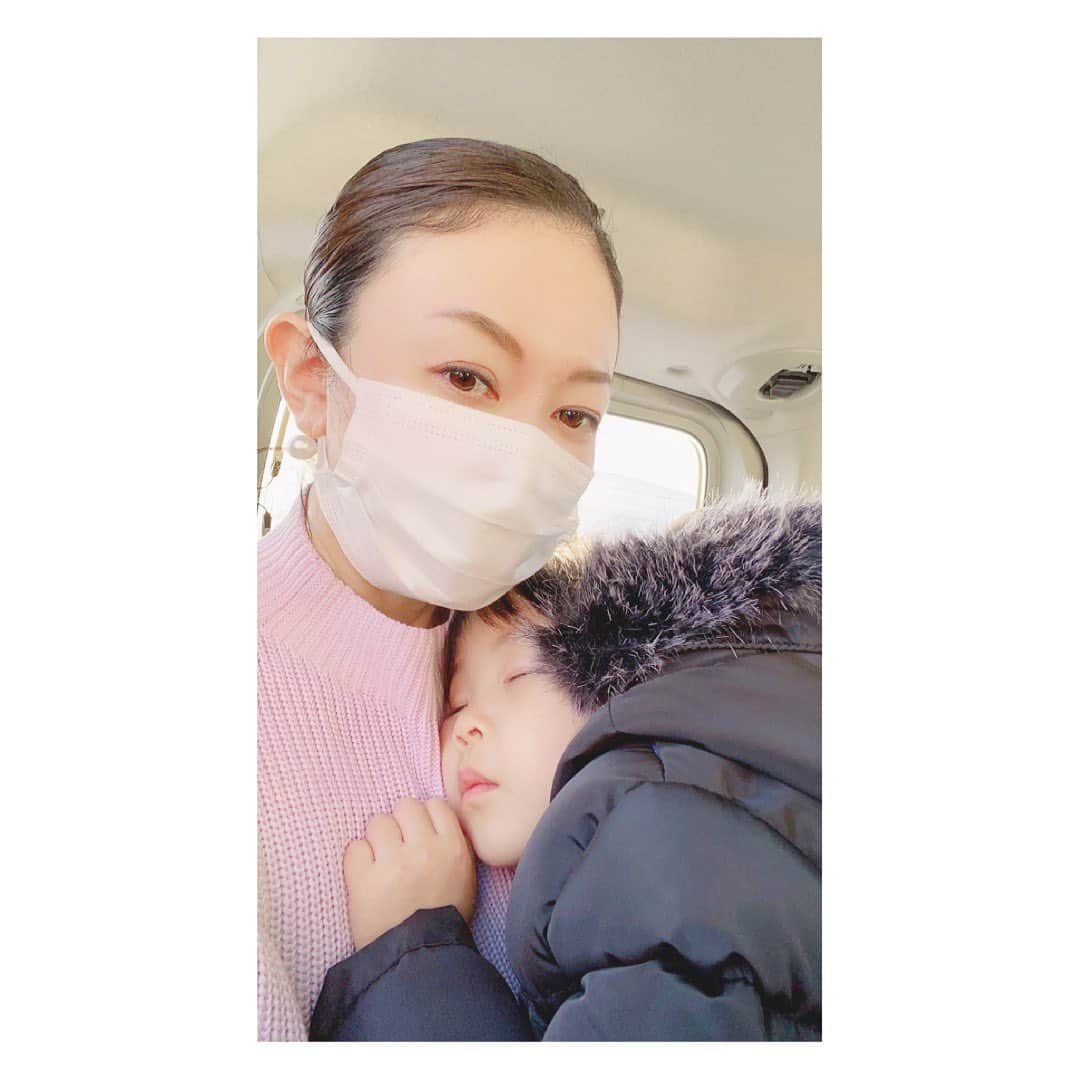 田中雅美さんのインスタグラム写真 - (田中雅美Instagram)「車の中でお留守番してたとき。 子供の寝息は癒しのオト。  ・ ・ #車でお留守番 #停車中です #寝息は癒し」3月8日 16時01分 - tanakamasami_official