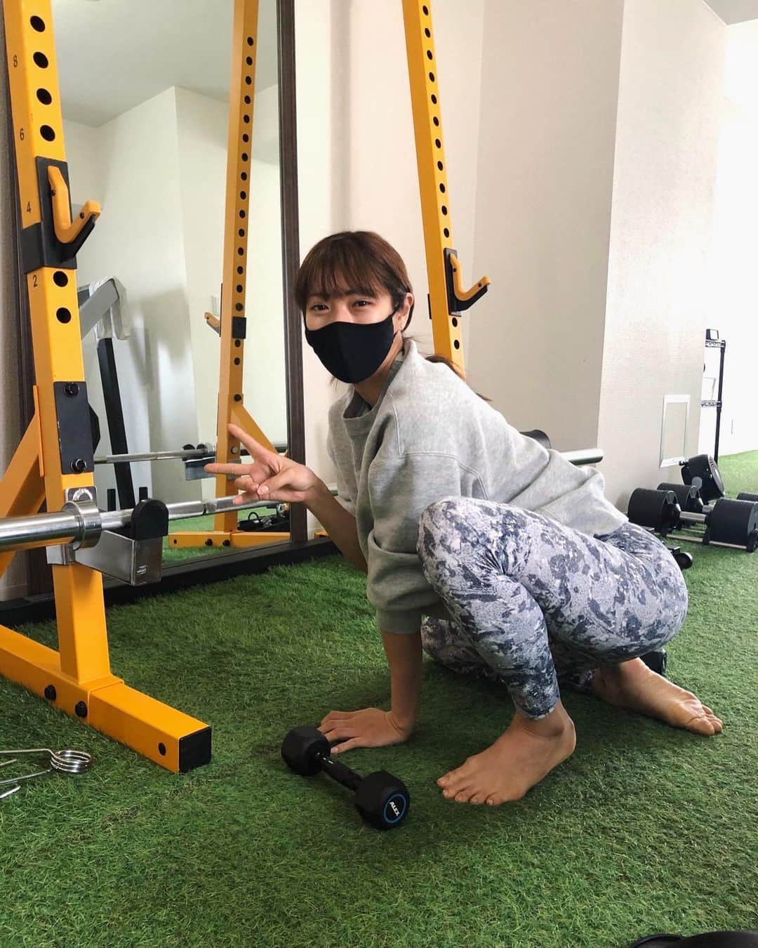 わちみなみのインスタグラム：「スマイズ☺︎  同じ事務所で仲良しかつ Tarzan繋がりの﻿ 筋肉タレントの松下▽くんがやってる﻿ ジムでトレーニングみてもらいました。﻿ @yuichiro_0731  ﻿ 今日は松下▽くんが▽である理由の﻿ 背中をたくさんやってくれました﻿ ﻿ 補助に入るタイミングがいい感じのときなので﻿ 嬉しい^o^頼りになります！﻿ ﻿ やっぱり筋肉タレントだから﻿ 写真撮るの上手ですね☺︎﻿ 🐶みたいなわたしです﻿ ﻿ 松下▽くん﻿ ずっと同い年と思ってたけど一個先輩でした﻿ ﻿ ﻿ 🌸ファーストトレーディングカード﻿ 予約受付中﻿ https://horipro-shop.com/products/detail/654﻿ ﻿ ﻿ 🕊発売記念イベント予約受付中です。﻿ ﻿ https://tic.jp/html/user_data/Wachi_event_info﻿ ﻿ 4月24日　18時〜秋葉原ソフマップ﻿ 4月25日　12時〜神保町書泉グランデ﻿ 　　　　　17時30分〜ミントポニーランド名古屋﻿ ﻿ #松下▽ くん　#エステフィット自由が丘 ﻿ #ジム　#トレーニング﻿ #FLASH #グラビア﻿ #トレカ﻿ #わちみなみ　#smize」