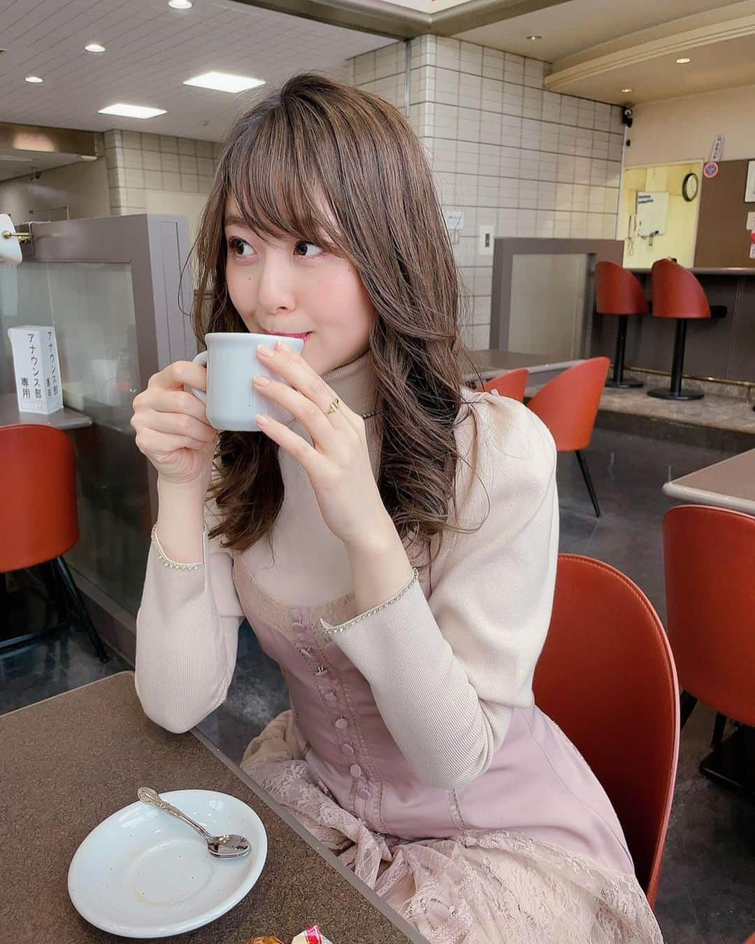 磯田彩実さんのインスタグラム写真 - (磯田彩実Instagram)「. . #いつかのお茶会. ☕️🤍. 湯浅アナが撮ってくれたよ🤳. . あしたは#磯田と湯浅 の収録日🎥. 何を着ようかな〜👗. . いつもその時1番お気に入りを着ることにしています😋💓. . . #お茶会#休憩#過去pic. #outfit#herlipto. #tvh#アナウンサー#磯田彩実」3月8日 16時41分 - ayami_isoda.tvh7