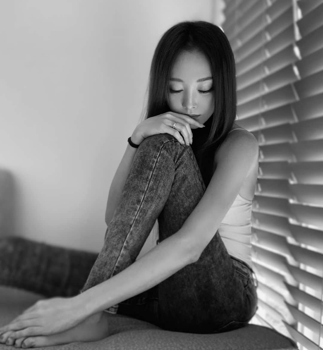 のインスタグラム：「monochrome👣  ────────────────────────── #denim#monochrome#ポートレート#portrait#straighthair #japanesegirl #uniqlo #uniqlodenim#裸足#👣見られるのは恥ずかしい」