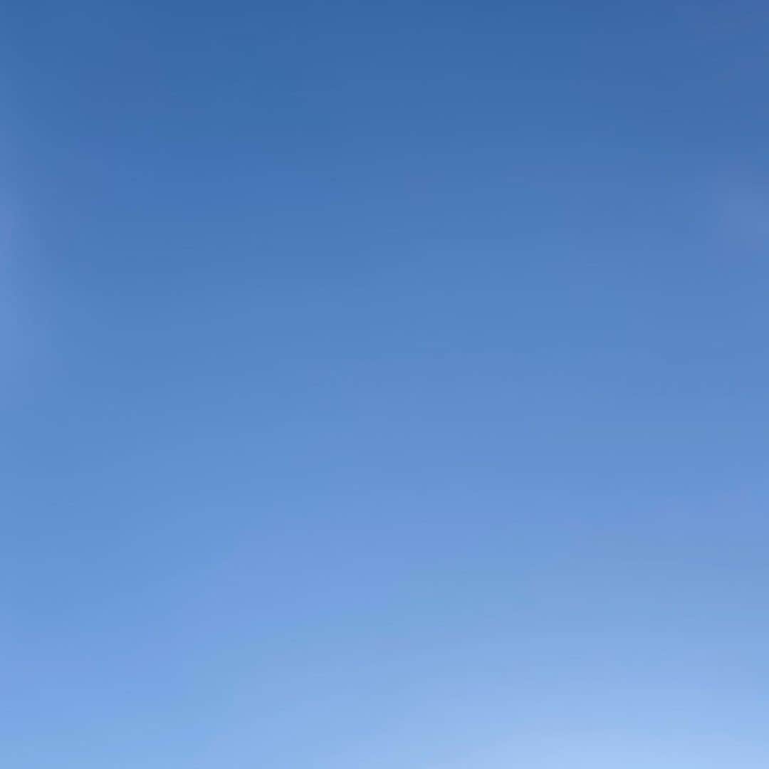松本日向さんのインスタグラム写真 - (松本日向Instagram)「青☁️しあわせな気持ち  たいようがが照っててと〜っても天気がいい日の散歩は歩くだけでしあわせな気持ちになれる😌日焼けしちゃうかもしれないけど、ひなたがポカポカしてるから通りたくなる…🥲  #松本日向 #空好きな人と繋がりたい #空が好きな人 #福岡の空 #空 #散歩」3月8日 17時14分 - matsumoto_hinata
