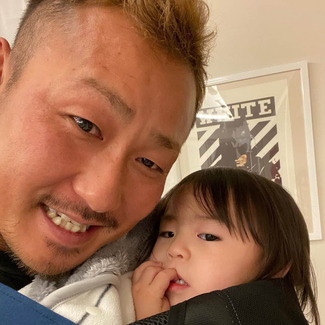 中田翔さんのインスタグラム写真 - (中田翔Instagram)「新しい抱っこひも？届いた！！ 子供は窮屈そうやけど！笑笑 #中田翔#抱っこひも#長男」3月8日 17時23分 - shonakata_official