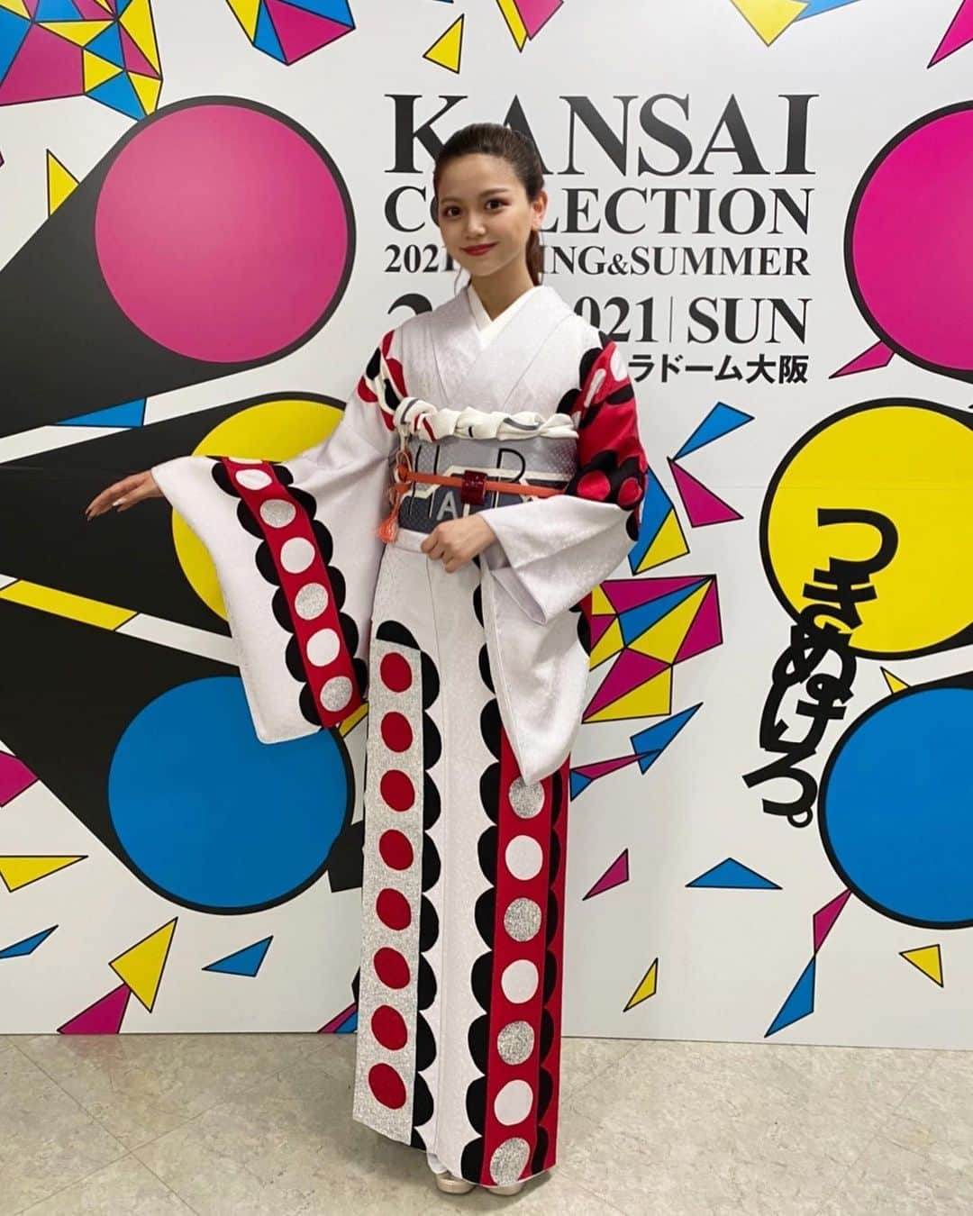 西川樹里のインスタグラム：「KANSAI COLLECTION 2021 有難うございました！ 千年創匠ステージ👘 青野保夫さんデザインの素敵なお着物を着せていただきました✨ 斬新なデザインで高価なお着物でランウェイを歩けて幸せでした！  #関西コレクション #関コレ #千年創匠 #京ろまん #着物コーデ #前髪全開 #見られちゃダメなところ見られてる感じ #お恥ずかしい #産毛ちゃん」