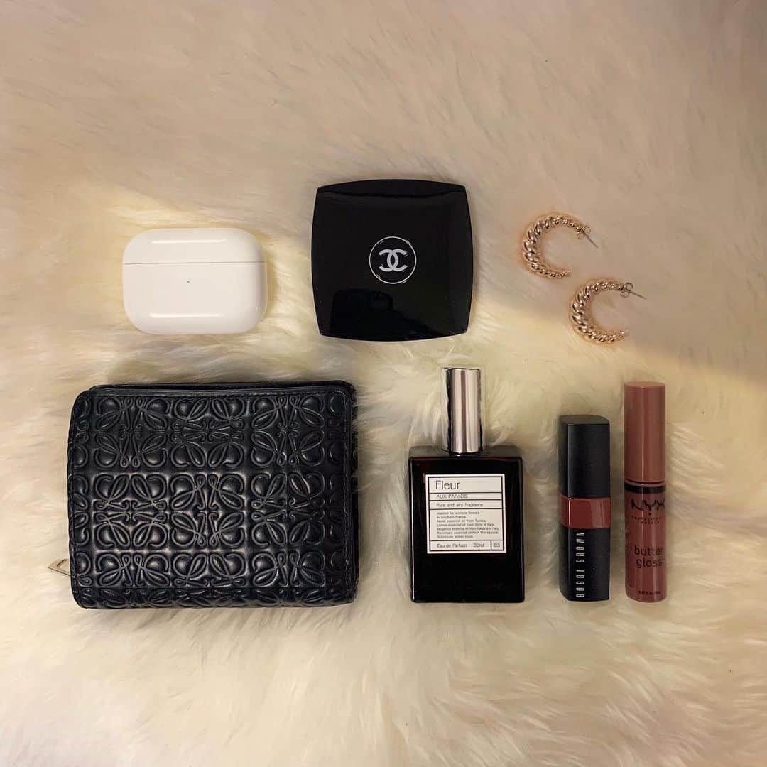 のインスタグラム：「👜 . 最近のバッグの中身🤧」