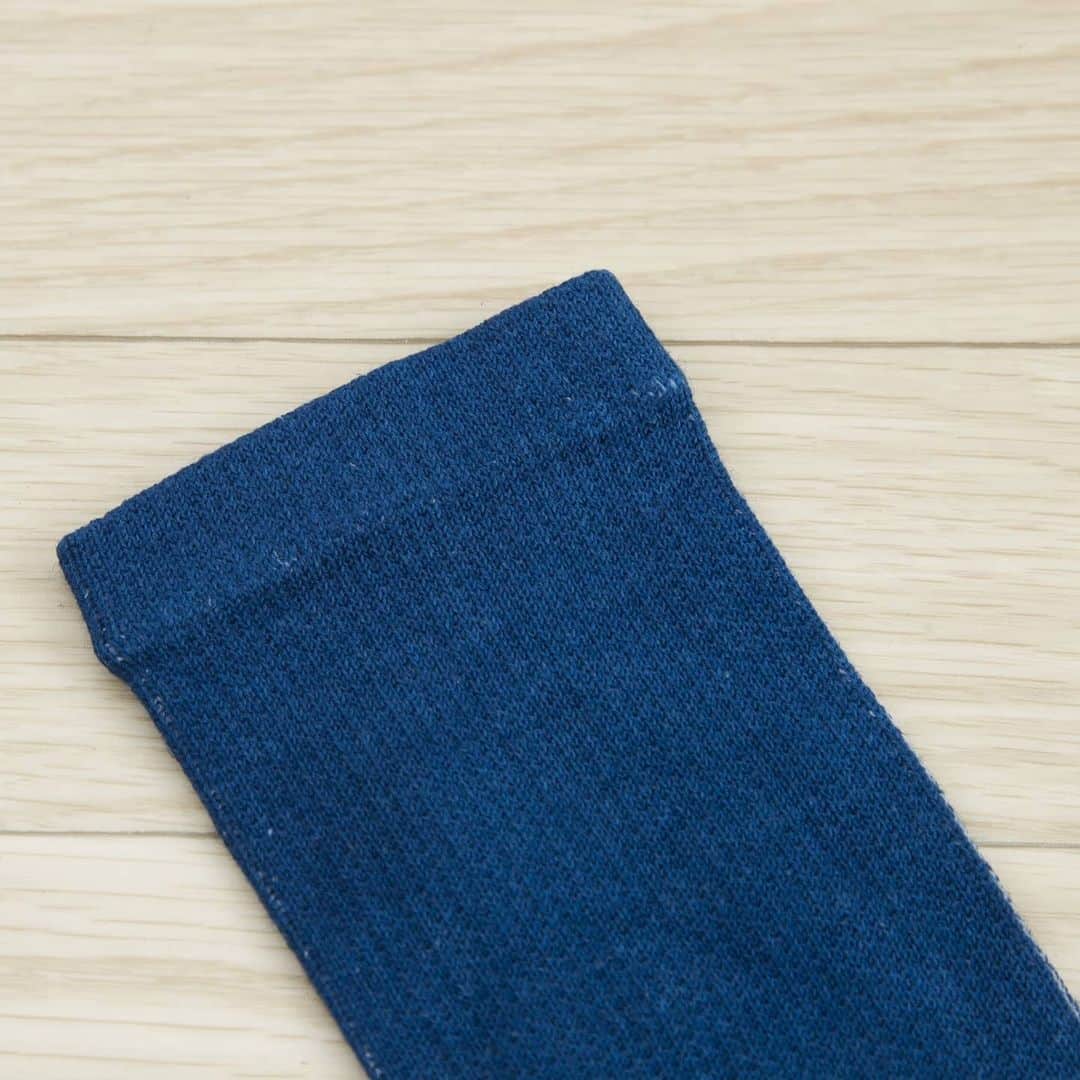 ASAFUKU(麻福)さんのインスタグラム写真 - (ASAFUKU(麻福)Instagram)「足袋×藍×麻 コラボの日本伝統ソックス。  『たび（足袋）ソックス 藍染め』が再入荷です。親指にふんばりが利きやすく、蒸れずに暖か・ニオわないヘンプの機能性が加わった実用的な靴下です。  あるようで、なかなかない 日本ならではの靴下 です。  ＊お求めは プロフィール @asafukuhemp のURLから「#足袋ソックス」で検索  #足袋 #2つ指 #藍染め #多機能ソックス #手染め #麻福 #asafuku #hemp #asa #ヘンプの恵 #自然の恵」3月8日 17時40分 - asafukuhemp