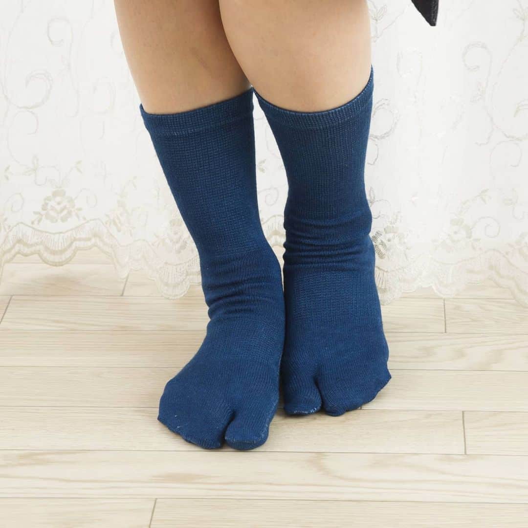 ASAFUKU(麻福)さんのインスタグラム写真 - (ASAFUKU(麻福)Instagram)「足袋×藍×麻 コラボの日本伝統ソックス。  『たび（足袋）ソックス 藍染め』が再入荷です。親指にふんばりが利きやすく、蒸れずに暖か・ニオわないヘンプの機能性が加わった実用的な靴下です。  あるようで、なかなかない 日本ならではの靴下 です。  ＊お求めは プロフィール @asafukuhemp のURLから「#足袋ソックス」で検索  #足袋 #2つ指 #藍染め #多機能ソックス #手染め #麻福 #asafuku #hemp #asa #ヘンプの恵 #自然の恵」3月8日 17時40分 - asafukuhemp
