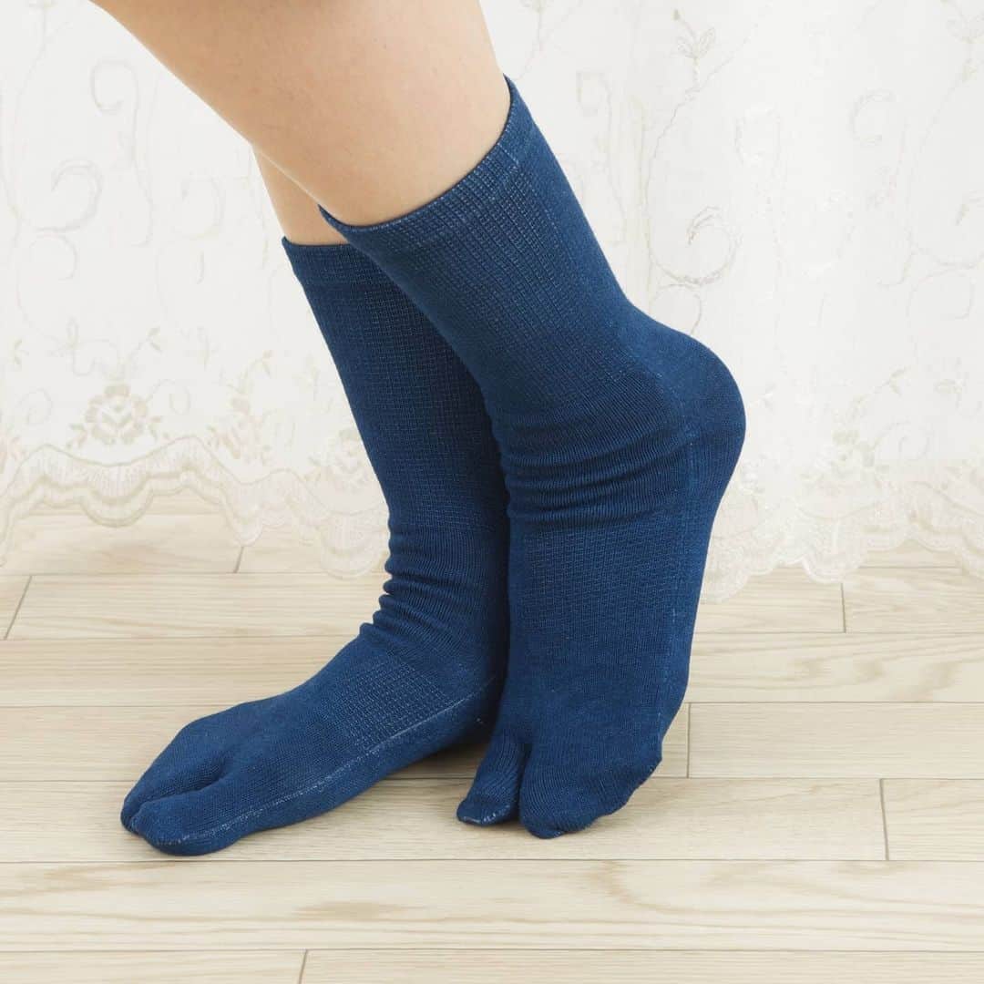 ASAFUKU(麻福)のインスタグラム：「足袋×藍×麻 コラボの日本伝統ソックス。  『たび（足袋）ソックス 藍染め』が再入荷です。親指にふんばりが利きやすく、蒸れずに暖か・ニオわないヘンプの機能性が加わった実用的な靴下です。  あるようで、なかなかない 日本ならではの靴下 です。  ＊お求めは プロフィール @asafukuhemp のURLから「#足袋ソックス」で検索  #足袋 #2つ指 #藍染め #多機能ソックス #手染め #麻福 #asafuku #hemp #asa #ヘンプの恵 #自然の恵」