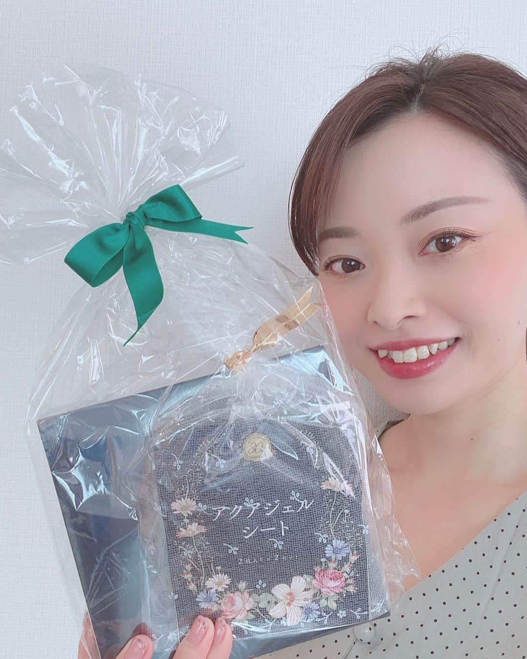 上代真希さんのインスタグラム写真 - (上代真希Instagram)「誕生日とか関係なく、エステの師匠に以前プレゼントしていただいたもの♡  何プレゼントだったんだろう？？笑  理由はどうあれ、嬉しいです❣️ ありがとうございます✨  #アイケア #アイケアクリーム #プレゼント」3月8日 17時40分 - maki_kamidai