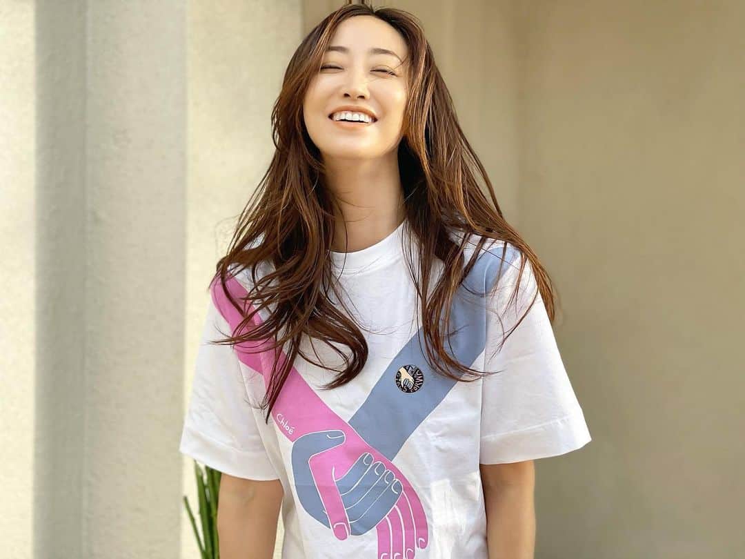 神崎恵さんのインスタグラム写真 - (神崎恵Instagram)「今日は、International Women's Day🌼 着ているTシャツは、ジェンダーの平等を目的とした、クロエとユニセフのパートナーシップ “GIRLS FORWARD”のもと登場するコレクションのもの。 売り上げは全額寄付されます。 このGIRLS FORWARDカプセルコレクション、Tシャツ、ネックレス、スカーフ、ピン、ブレスレット、ポーチがあって、 わたしはハート形のポーチを購入します♡🤝♡  世界中の女の子たちが、自分の可能性を信じ、未来に向かって進むことができるように🌼 自分が自分であることを大切にできるように。  この取り組みへの支援によって、約1万人の 若い女性に、より明るい将来に飛躍する機会を与えることに貢献しています。     @chloe  @unicef  #girlsforward  #国際女性デー」3月8日 17時50分 - megumi_kanzaki