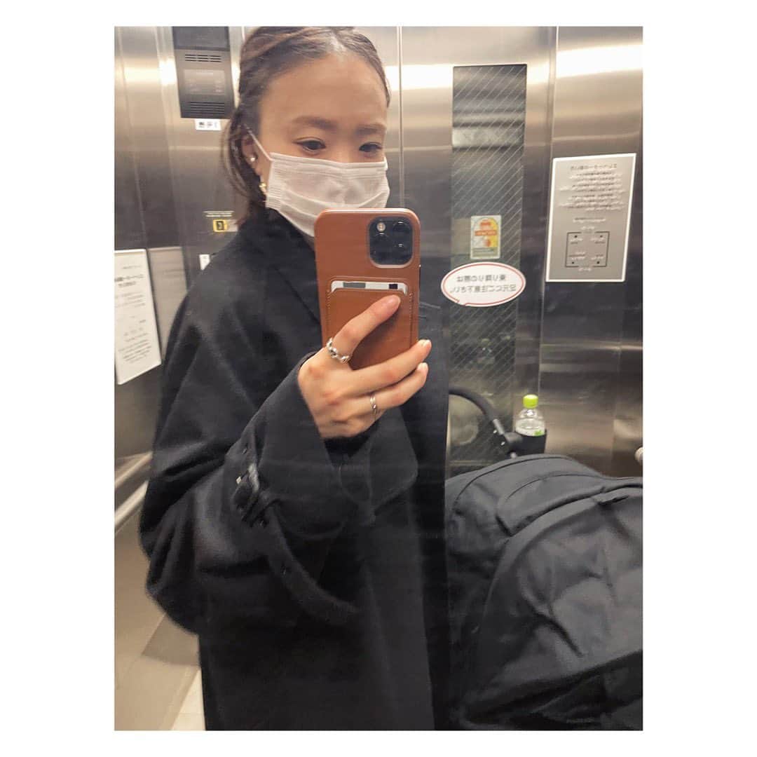 野尻美穂のインスタグラム：「人混みや病院に行く時は極力不織布マスク🥺 暖かかったり寒かったり体調壊しそう〜気をつけよう💪🏻💊 髪を明るく染めるか前髪を作るか、ついにイメチェンしたくてウズウズしてる🙄  @hyke_official  @cybex_japan」